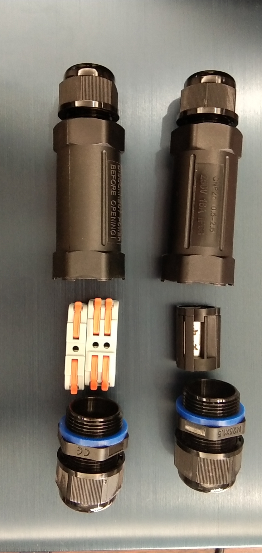 ข้อต่อสายไฟกันน้ำ ใช้กับสายไฟฟ้า เบอร์ 0.5 ถึง1.5 mm² 3 เส้น แบบขันน็อต