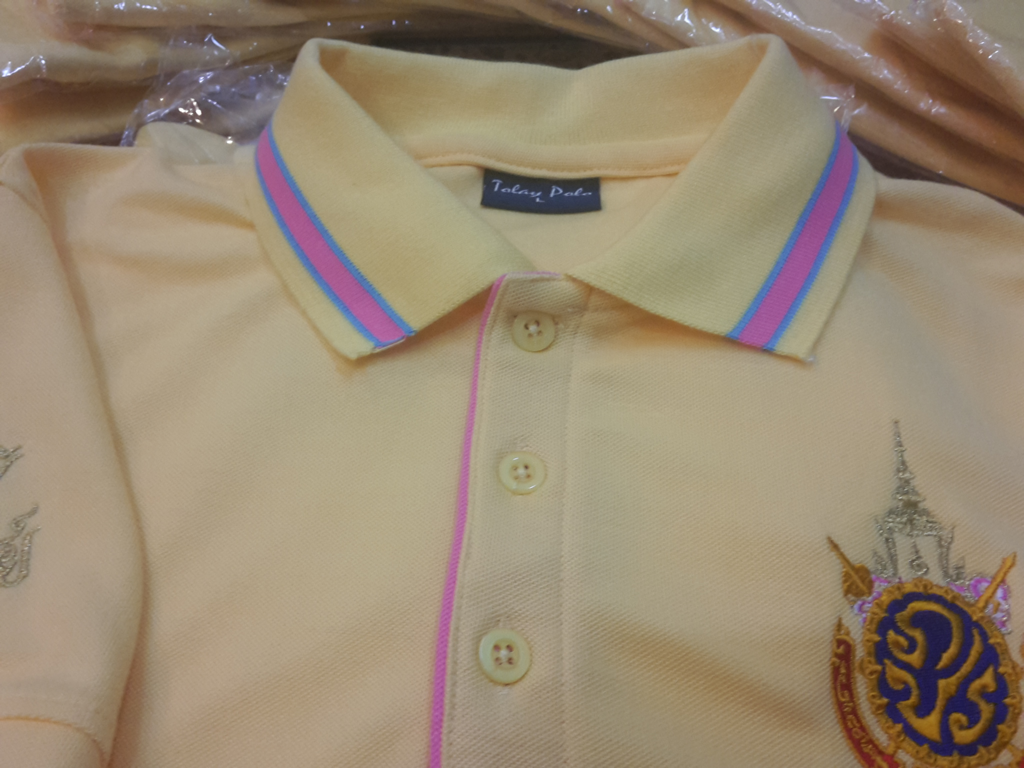 เสื้อโปโลสีเหลืองตราสัญลักษ์รุ่นใหม่ "ฉลองครองศิริราชครบ 70 ปี" 84"