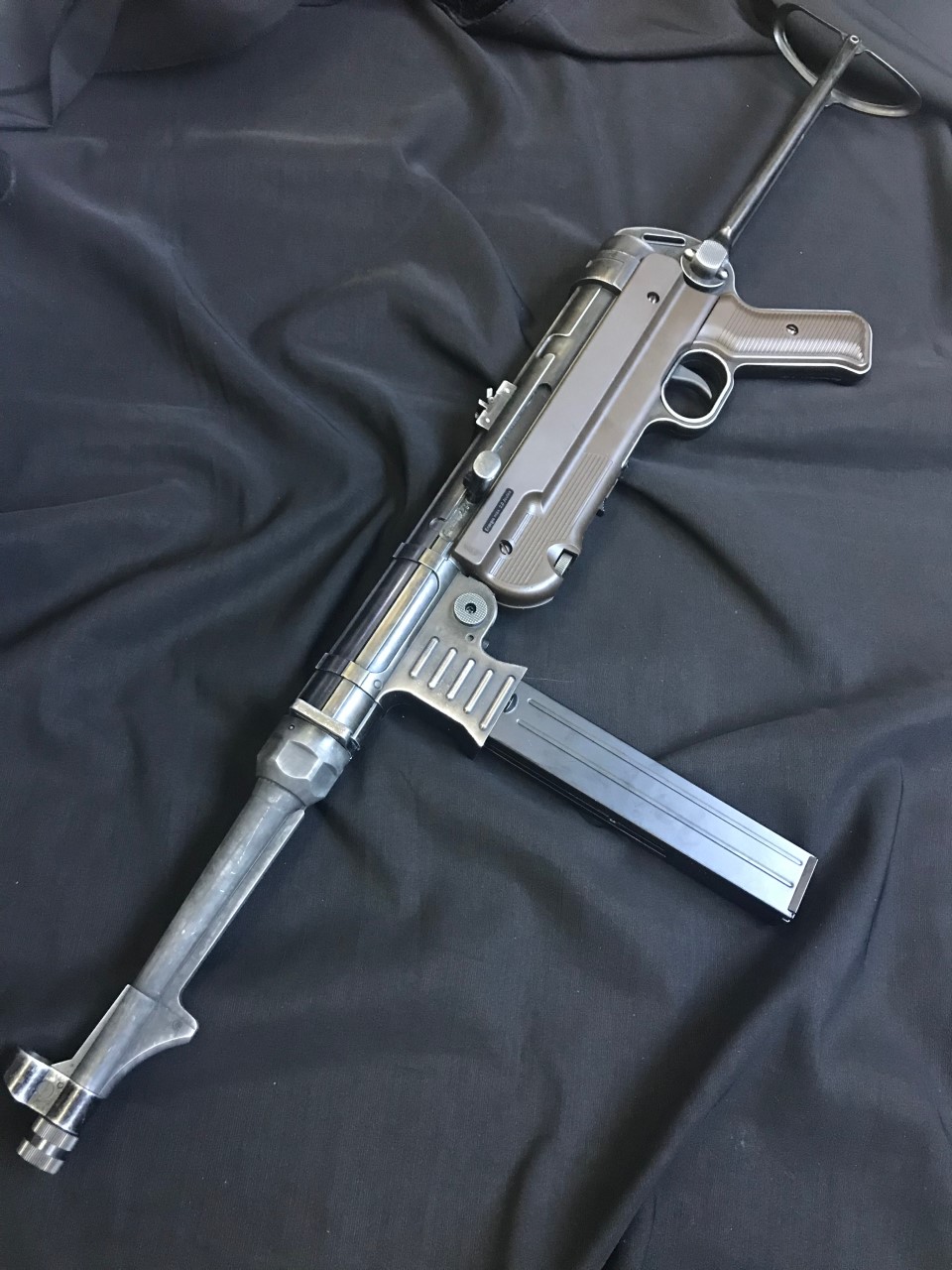 Re-Stock!!! Umarex Legends MP40 Co2 Version (by WinGun) “ co2 bb 4.5 mm “ Product Brand: Umarex Product Code:UMX-26390X-2J Hop-Up:FIXED Weight:3,528 g Length:838 mm Capacity:40 rds Power:380 fps Power Source:CO2 Blowback:YES Shooting Mode:Semi Auto / Full