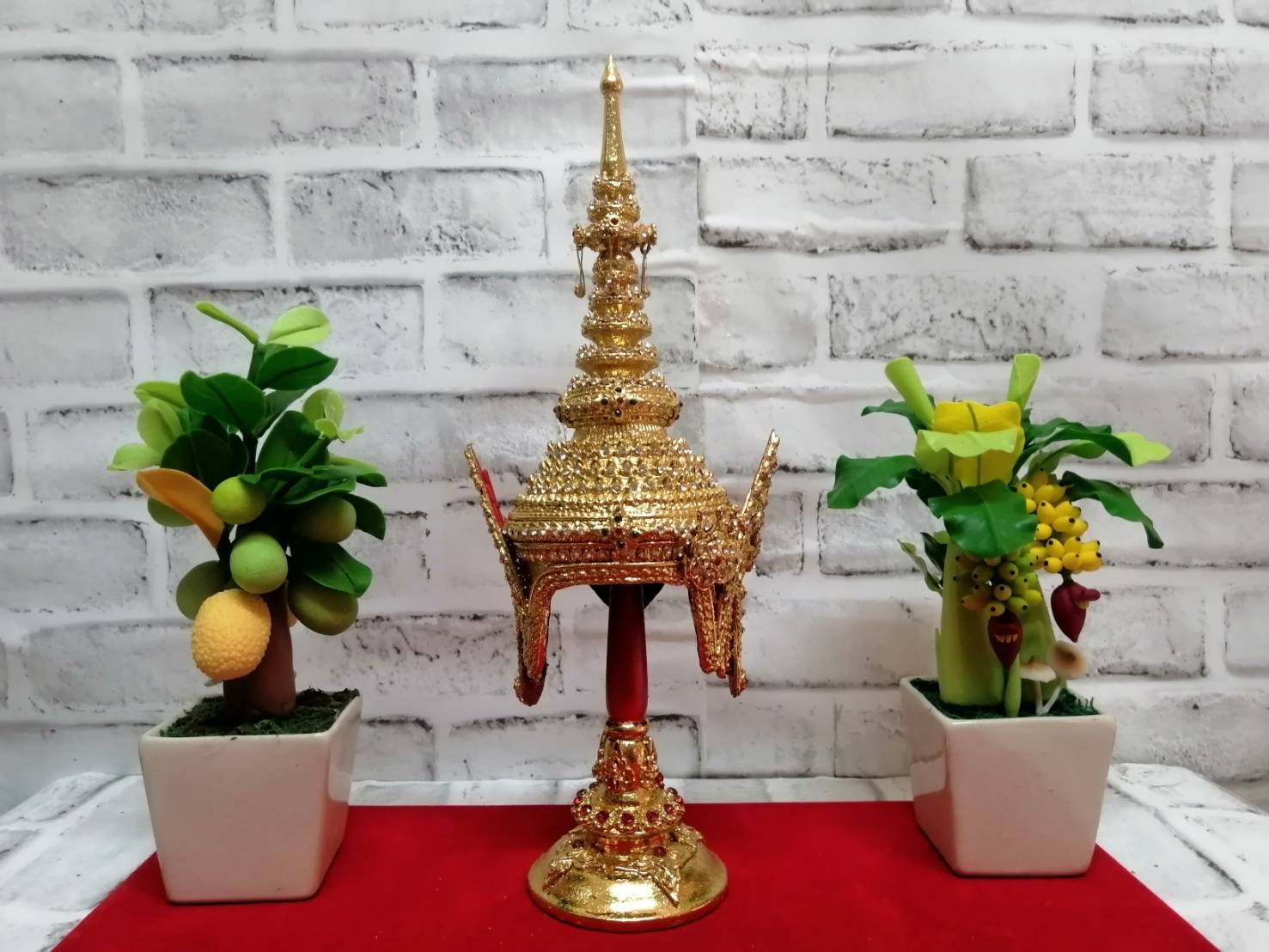 ชฎาพระ เกรดพรีเมี่ยม (ขนาดกว้าง 5 นิ้ว) พร้อมฐานตีลายประดับเพชร