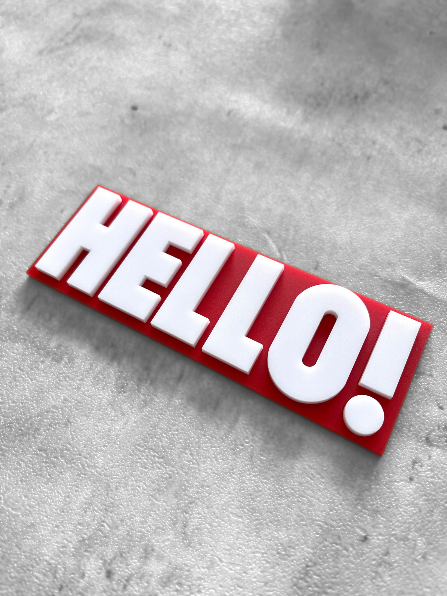 ป้ายคำทักทาย HELLO! อะคริลิค พื้นแดงด้าน ลายนูน มีมิติ สไตล์โมเดิร์น มินิมอล เรียบหรู ขนาดความยาว : 13 cm.