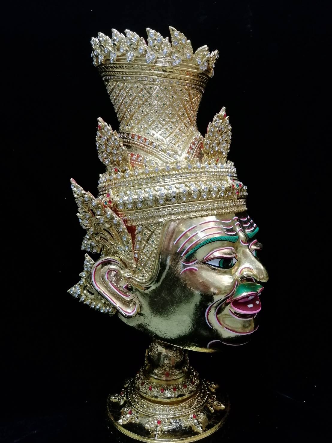 เศียรครู พ่อแก่ ขนาดครอบ งานละเอียด ประดับเพชรชวารอคกี้ พร้อมฐานปิดทอง