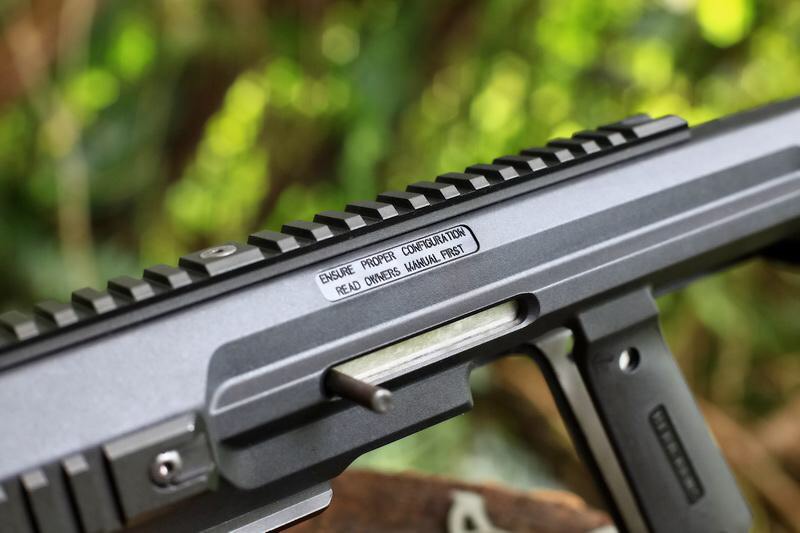 New.HERA ARMS cabine conversion kit สำหรับปืนสั้น 1911 มาพร้อมท่อมีลักษณะคล้ายไซเรนเซอร์ แต่ภายในกลวง รูโต มโหฬาร กว้างเหมือนปากแก้วน้ำ ภายในเสริมโครงโลหะ เพิ่มความแข็งแรงทำให้มันรับแรงรีคอล์ยได้สูง แต่ ไม่มีพานท้าย และกิ๊ฟมือหน้า มาให้ ใส่พานท้าย M4 ได้ค