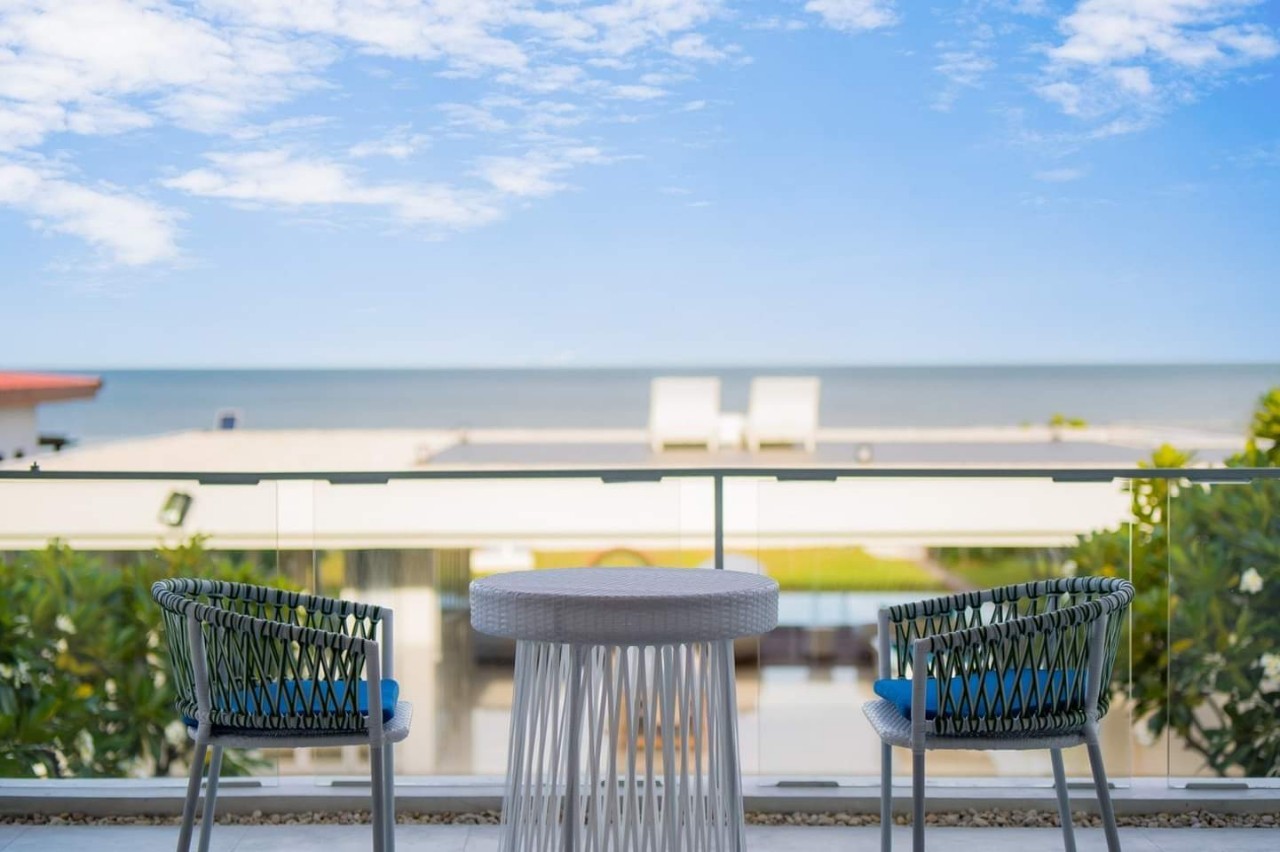 HR15049 บ้านพักติดทะเล The Breezy Beach Pool Villa Cha Am