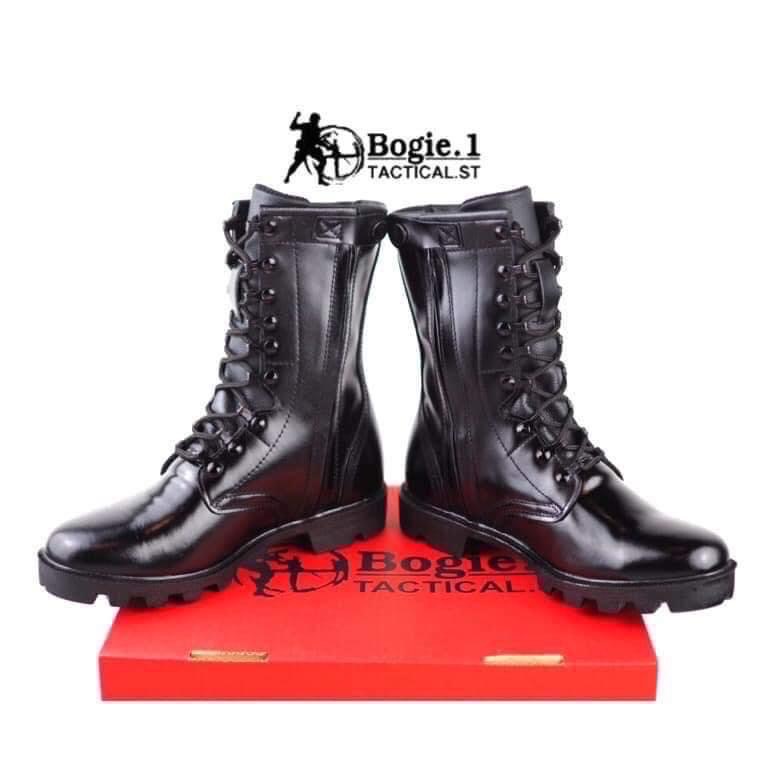 New.9H Bogie1 รองเท้าคอมแบท ซิปข้าง รุ่น 9H รองเท้าคอมแบท รองเท้าทหาร รองเท้า รด รองเท้าตำรวจ รองเท้าฝึก แบรนด์ Bogie1 มีซิปด้านข้าง 9 รู ความสูง 10 นิ้ว จากพื้น หนังแท้ 100% สวมใส่สบาย หนังนิ่ม ไม่กดเท้า น้ำหนักเบา ขัดเงาง่าย แถมรองพื้นด้วยแผ่นยางพาราอย่
