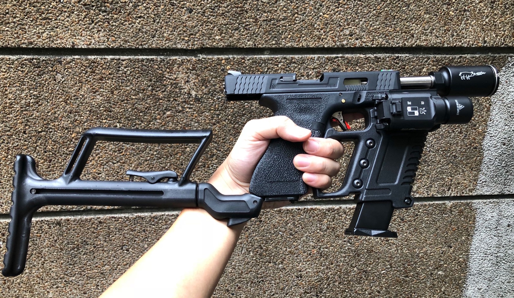 Slong G-Kriss XI Glock Kition กริ๊ปทรงเดียวกับปืน Kriss Vector ใช้ติดตั้งได้พอดีกับปืน Glock 17 18 19 23 34 35 ทำจากพลาสติกเนื้อเหนียว เสริมรางไว้สำหรับติดอุปกรณ์ มีช่องสำหรับเก็บแม็กสำรอง เหมาะสำหรับปืน Glock ที่เสริมพานท้าย ช่วยให้ทำให้จับได้กระชับมากขึ