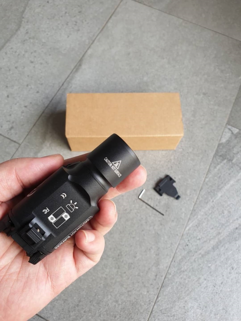 ไฟฉาย SOTAC รุ่น X300 ตัวเรือนผลิตจากอลูมิเนียมเกรดคุณภาพ หลอด LED ความสว่าง 400 lumens 2 functions : momentary / constant Runtime : 1.5 hours. Battery : 2 * CR123A Battery ( ไม่ได้แถมมา ) Dimension : ยาว 9.3 cm. Weight : 68 g. Water Proof : IPX7 Color :