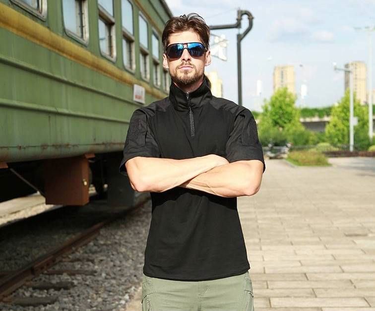 เสื้อ Battle Shirt แขนสั้น ลำตัวผลิตจากผ้า Cotton + Spendex ยืดได้ แขนข้างผลิตจาก ผ้า ripstop ( ผ้าตาราง ) รอบอก สามารถยืดได้ ถึง 2 นิ้ว ใส่สบาย ใส่กระชับ ไม่อึดอัด แถมยังระบายเหงื่อได้อย่างดี มีแผ่น Velcro ทั้ง 2 ข้าง ติดอาร์มต่างๆ ได้ มีช่องซิบใส่ของ ซ่