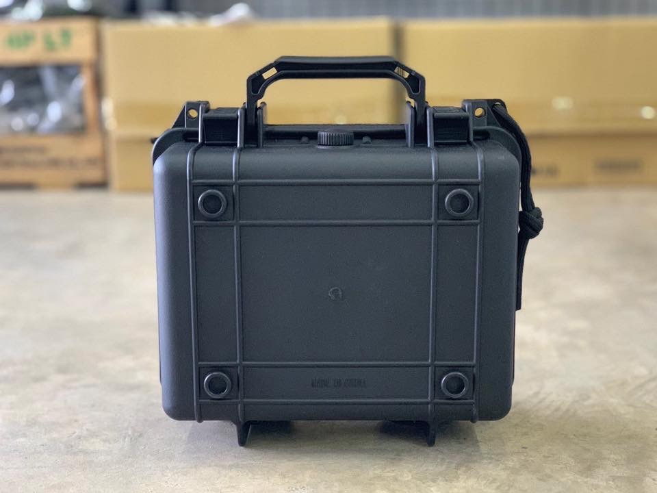 กล่องใส่ปืนสั้น Pistol Case ผลิตจาก พลาสติก ABS คุณภาพ แข็งแรง ทนทาน ภายในเป็งฟองน้ำรังไข่ กันกระแทกได้ดี ไม่ทำให้ปืนเป็นรอย คลิปล็อคแน่นหนา แข็งแรงมาก ใส่ได้ทั้งปืนจริง และปืนบีบีกัน ขนาดภายใน: สูง 18ซม. ยาว24ซม. มุมทะแยง29ซม. ขนาดภายนอก: สูง 24ซม. ยาว 2