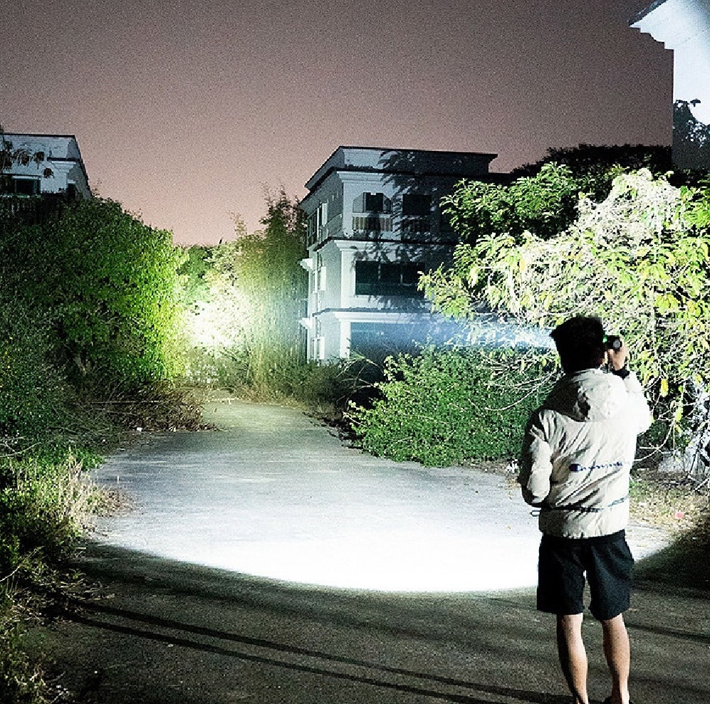 New.ไฟฉาย Supfire รุ่น R1-G ( ไฟแรง สว่างมาก ) 🔦 ตัวเรือนผลิตจาก 6061-T6 aviation aluminum 🔦 หลอด CREE XPE LED 36W 🔦 ความสว่างสูงสุด 2300 Lumens 🔦 ระยะส่องสว่าง 360 เมตร Zoom ได้ 🔦 ใช้งานได้ยาวต่อเนื่องนาน 6 ชั่วโมง