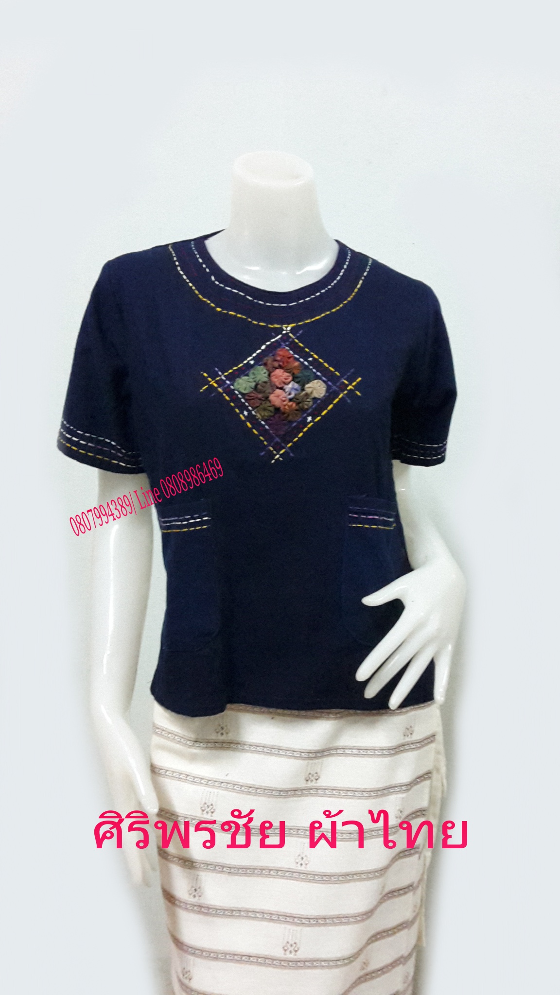 เสื้อผ้าไทยม้อฮ่อม เสื้อผ้าฝ้ายม้อฮ่อม เสื้อใส่ผ้าซิ่น เสื้อผ้าฝ้ายม้อฮ่อมวัยรุ่น คอวีรูปหัวใจเดินด้นผ้า