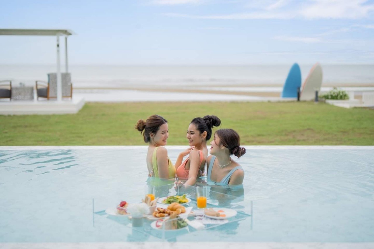 HR15049 บ้านพักติดทะเล The Breezy Beach Pool Villa Cha Am