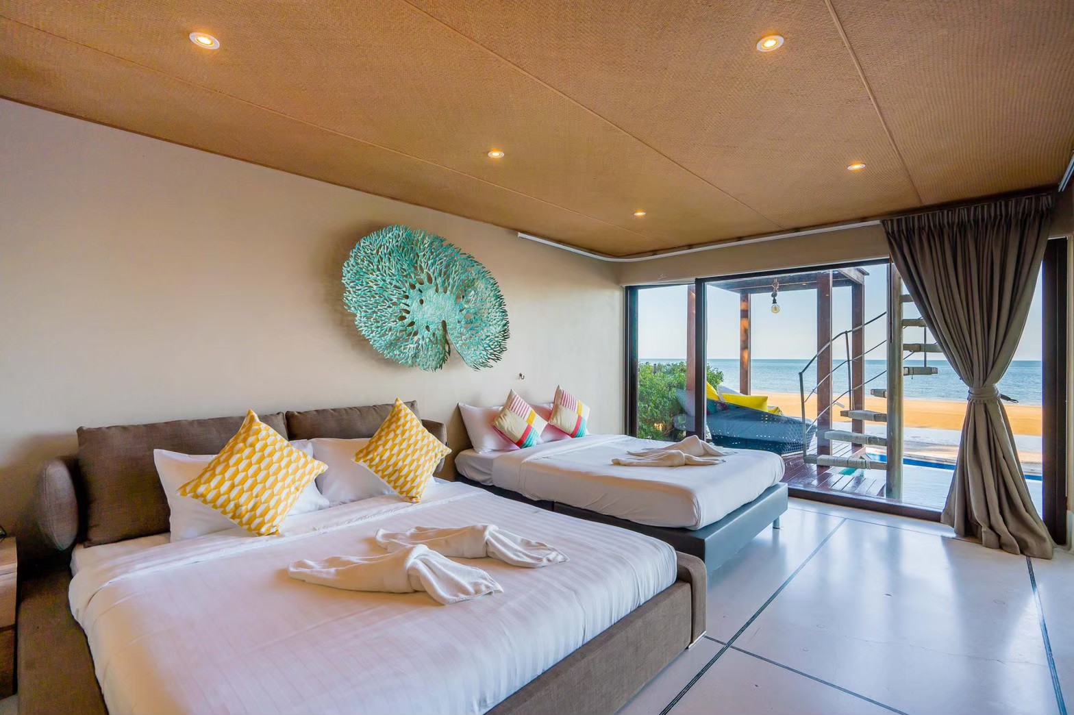 HR15064 บ้านพักติดทะเล The Ocean Beach Villa, Sam Roi Yod.