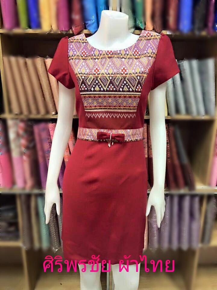 ชุดผ้าไทยเอวสีแดงอมชมพู ชุดแซกผ้าไทยลายมัดหมี่สีแดงอมชมพู ชุดผ้าไทยผ้าพื้นเมือง ชุดผ้าไทยฝ้ายแต่งผ้าไทยแต่งลายมัดหมี่สีแดงอมชมพู สีแต่งผ้ามัดหมี่ชุดทำงานผ้าไทยแต่งด้นเส้นไหมที่เอวและโบว์ที่เอว
