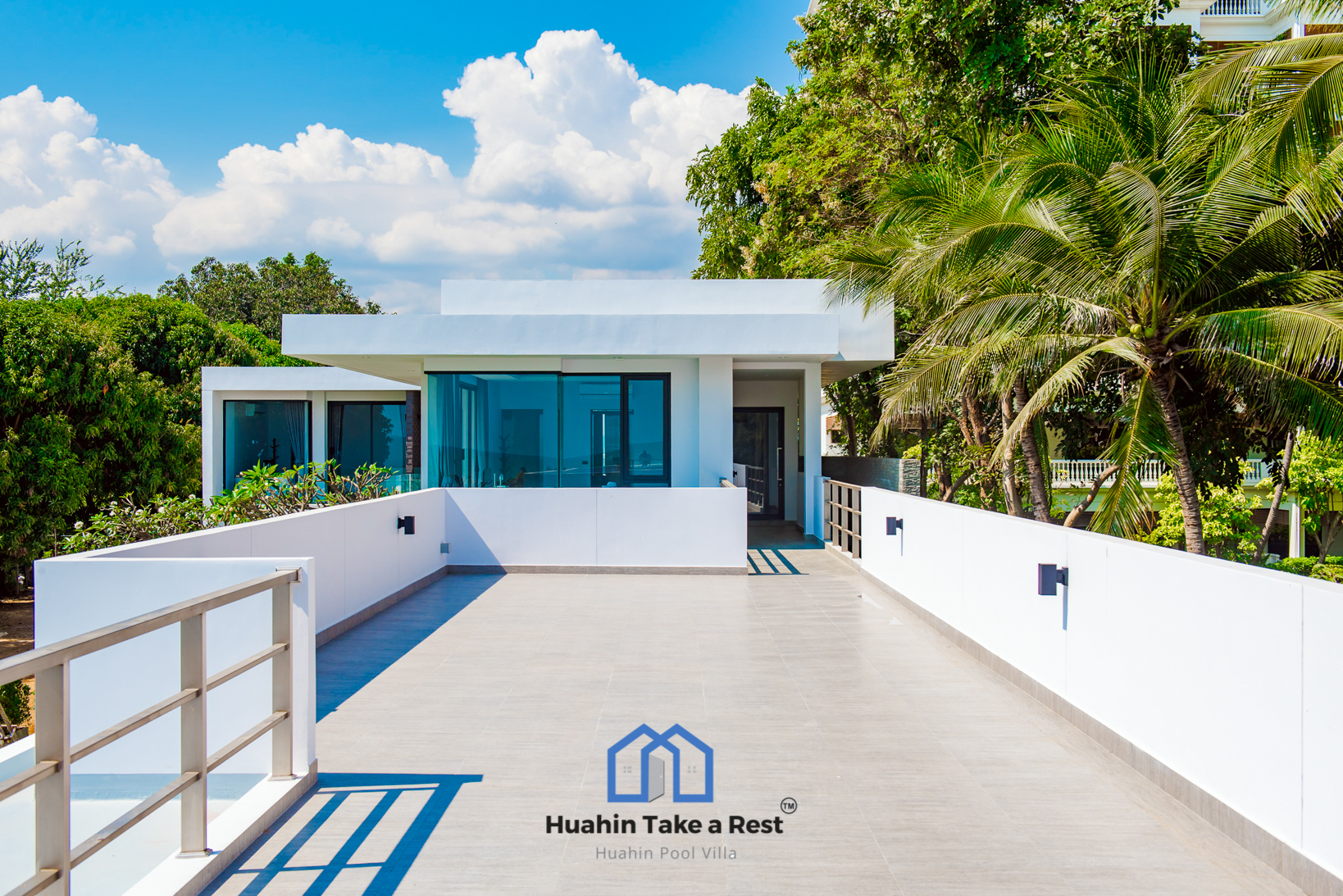 HR15039 บ้านพักติดทะเลหัวหิน The Premium Beach Villa Hua Hin