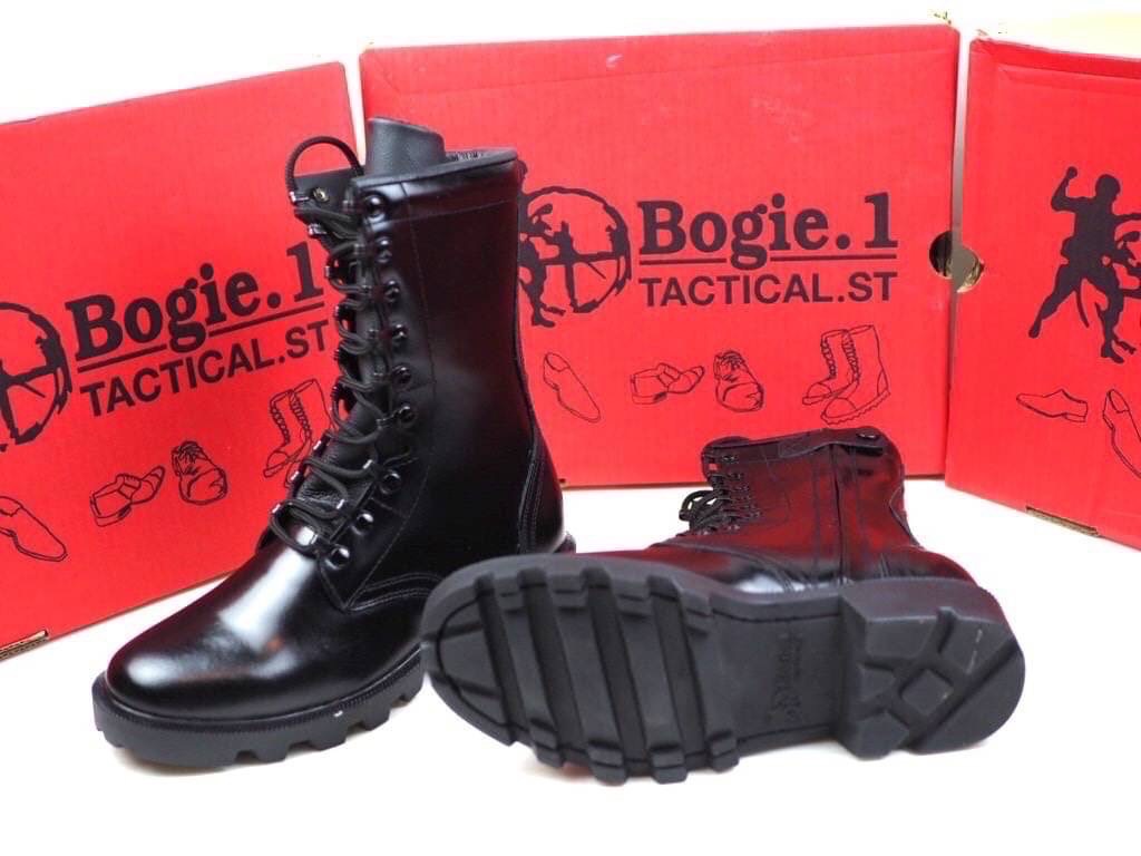 New.9H Bogie1 รองเท้าคอมแบท ซิปข้าง รุ่น 9H รองเท้าคอมแบท รองเท้าทหาร รองเท้า รด รองเท้าตำรวจ รองเท้าฝึก แบรนด์ Bogie1 มีซิปด้านข้าง 9 รู ความสูง 10 นิ้ว จากพื้น หนังแท้ 100% สวมใส่สบาย หนังนิ่ม ไม่กดเท้า น้ำหนักเบา ขัดเงาง่าย แถมรองพื้นด้วยแผ่นยางพาราอย่