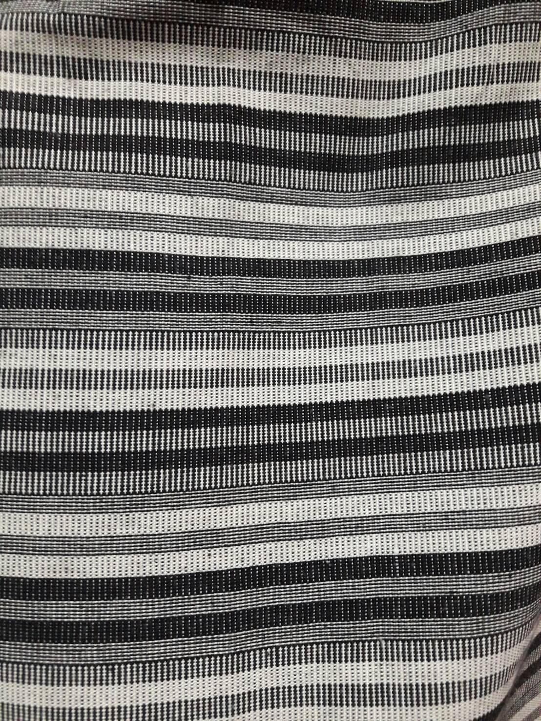 ผ้าถุงสำเร็จรูปแบบป้ายเชือกผูกสีขาวดำ ผ้าถุงสำเร็จรูปผ้าฝ้ายสีดำขาวแต่งลายบัว ผ้าฝ้ายตัดสำเร็จสีขาว พร้อมส่ง