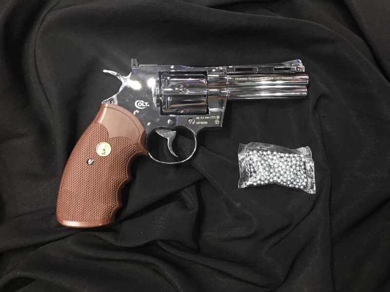 New.Umarex COLT .357 PYTHON 4" โลหะทั้งกระบอก Full Metal CO2 Revolver ปืนลูกโม่จากค่าย Umarex ไต้หวัน ลูกโม่ระบบแก๊ส Co2 (ลำกล้อง4นิ้ว) ปืนสีเงินเงา มาพร้อมปลอกกระสุน 6 นัด ขนาด .357 Magnum โครงปืนเป็นโลหะทั้งกระบอก มาพร้อมตัวโหลดกระสุนหรือเจ็ทโหลด ร