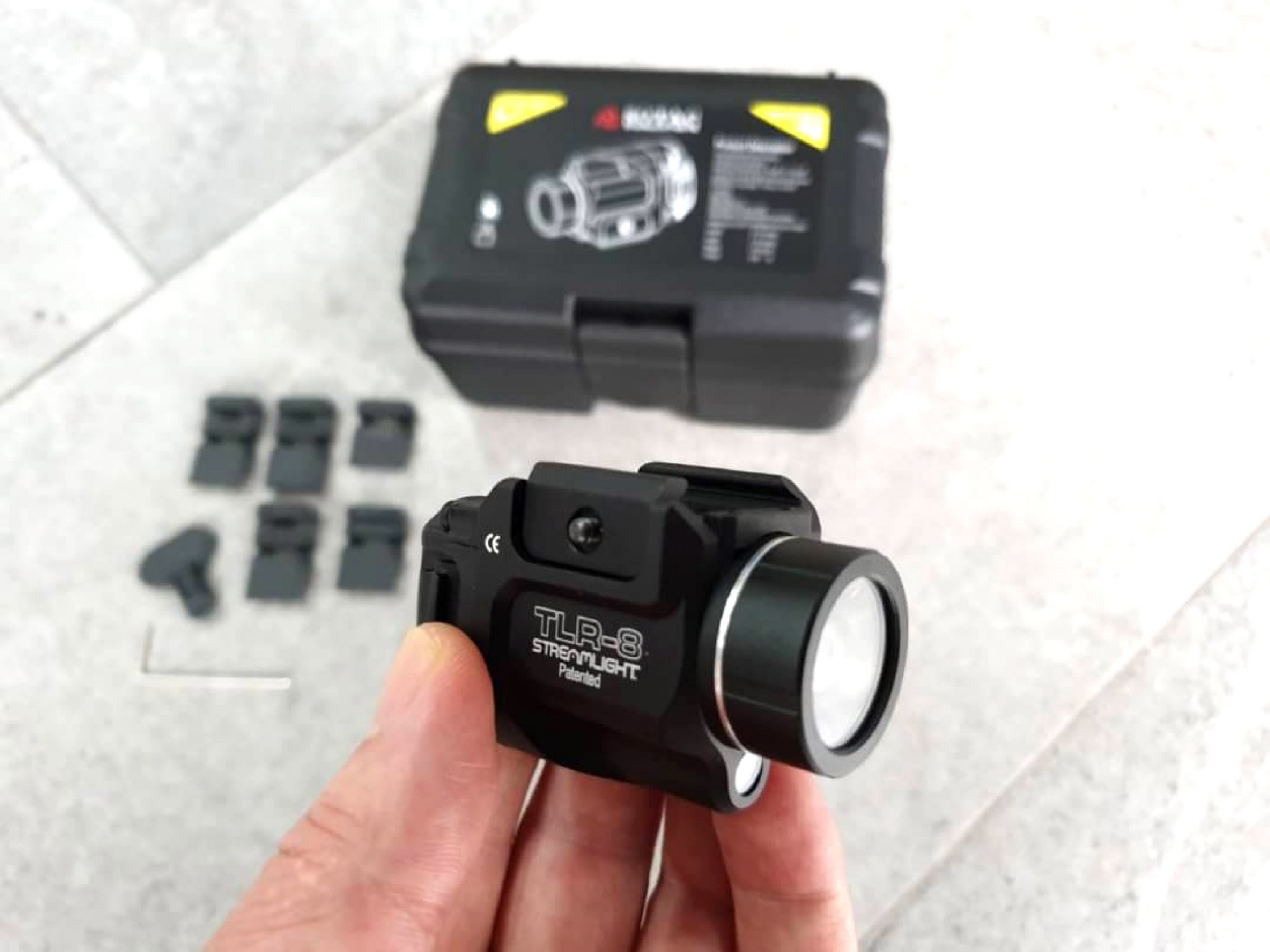 New. ไฟฉาย SOTAC รุ่น TLR-8 -ตัวเรือนผลิตจากอลูมิเนียมเกรดคุณภาพ -หลอด LED ความสว่าง 500 lumens -Laser : Red color -5 functions : Laser only/ LED only / -Laser with LED/ Strobe/ Strobe + Laser -Runtime : 1.5 hours. -Battery : 1 * CR123A Battery ( ไม่ได้แถ