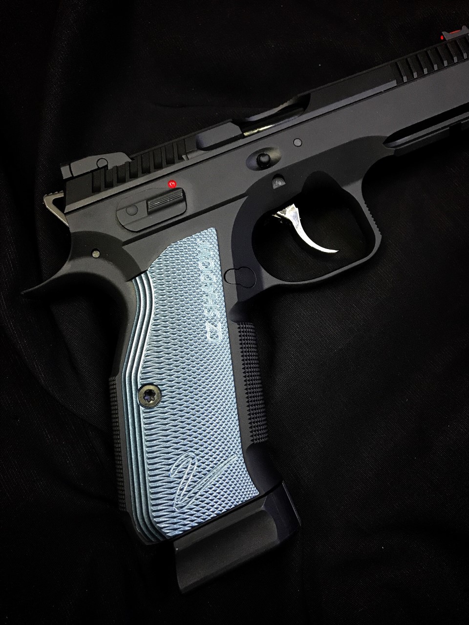 ( Re-Stock สินค้าเติมสต๊อก ) KJ Works CZ Shadow 2 (ASG Licensed) - CO2+Gas Version (2 แมกกาซีน 2 ระบบ ) ยี่ห้อสินค้า: KJWORKS รหัสสินค้า: CZ-SHADOW2-CO2+GAS Hop-Up: ปรับได้ น้ำหนัก: 1,260 กรัม ความยาว: 230 มม ความจุ: 26 นัด ความเร็วลูก: 320+ fps (0.94 จูล