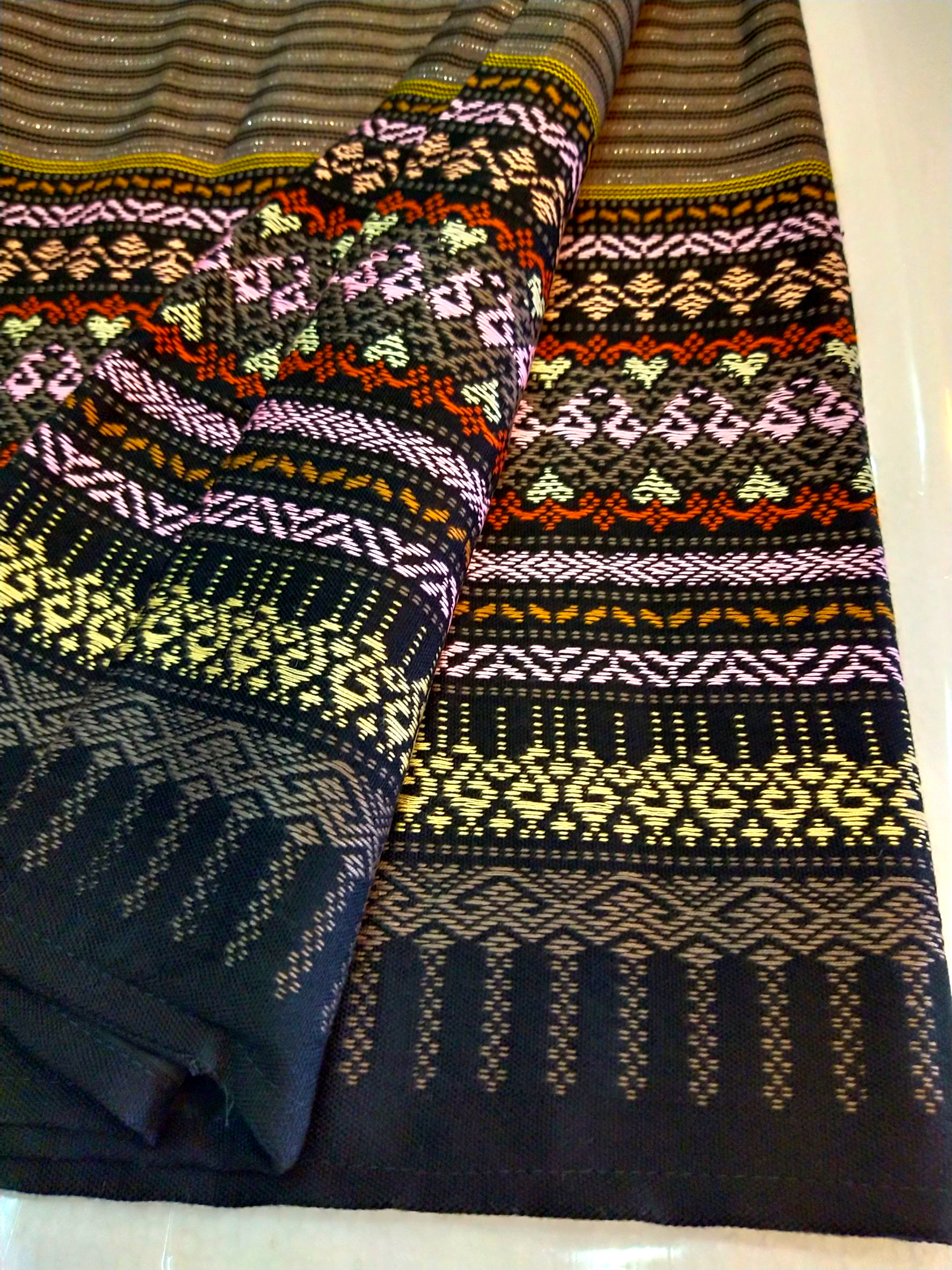 #ผ้าถุงสำเร็จรูปผ้าซิ่นตีนจกไทยลืออัดผ้ากาว #ผ้าซิ่นสำเร็จรูปผ้าฝ้ายทออัดผ้ากาวเย็บถุงแล้ว ตามภาพ FREE SIZE