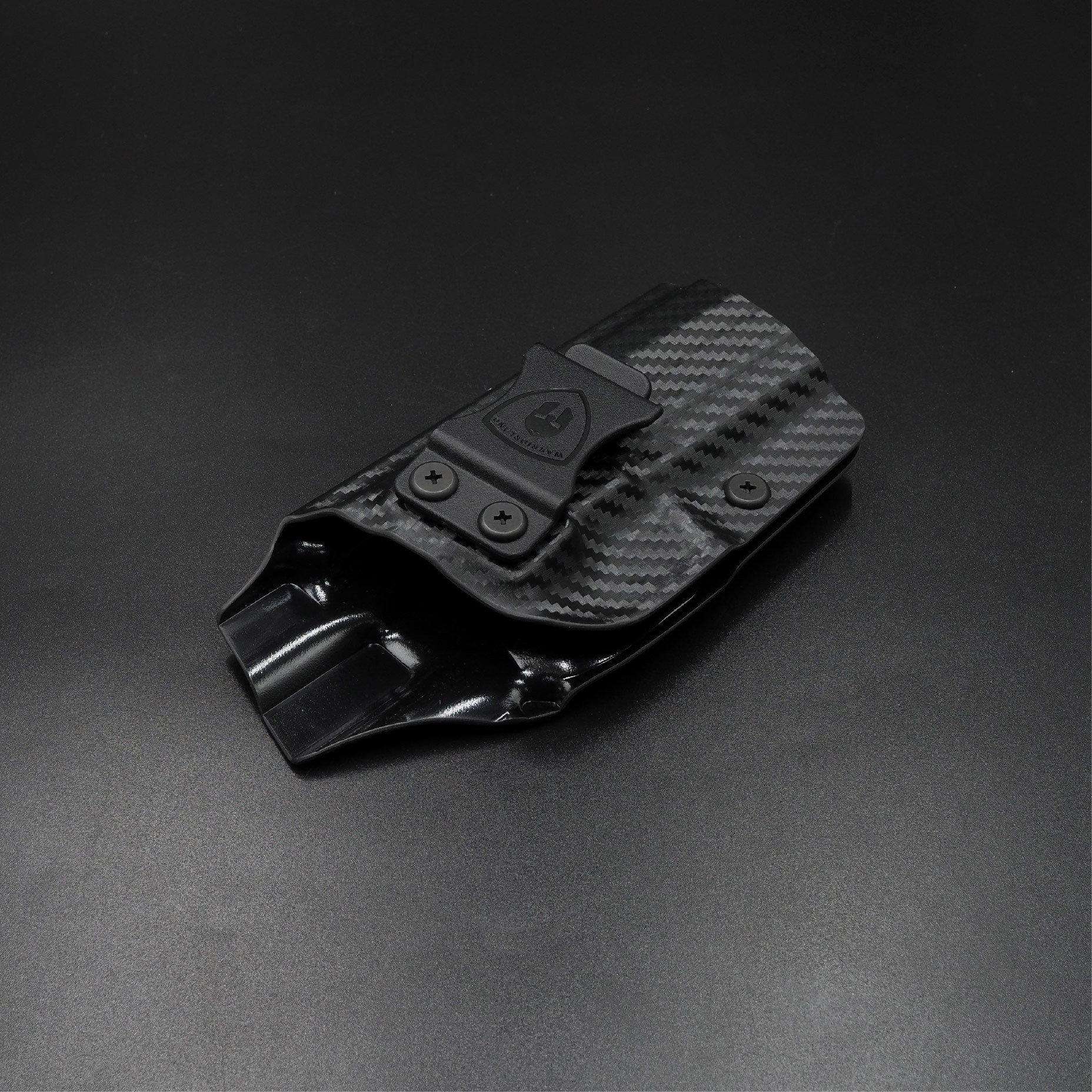 New.ซองพกใน Carbon Fiber Sig Sauer P320 Carbon Fiber Holster Sig Sauer P320 ( Warriorland ) ⚡ผลิตจาก Carbon Fiber คุณภาพสูง ⚡แผ่นหนา 2 mm. แข็งแรงทนทาน ⚡ออกแบบให้ซองคลุมรอบโกร่งไก ป้องกันอุบัติเหตุ ⚡ซองไม่เก็บความชื้น ทำความสะอ