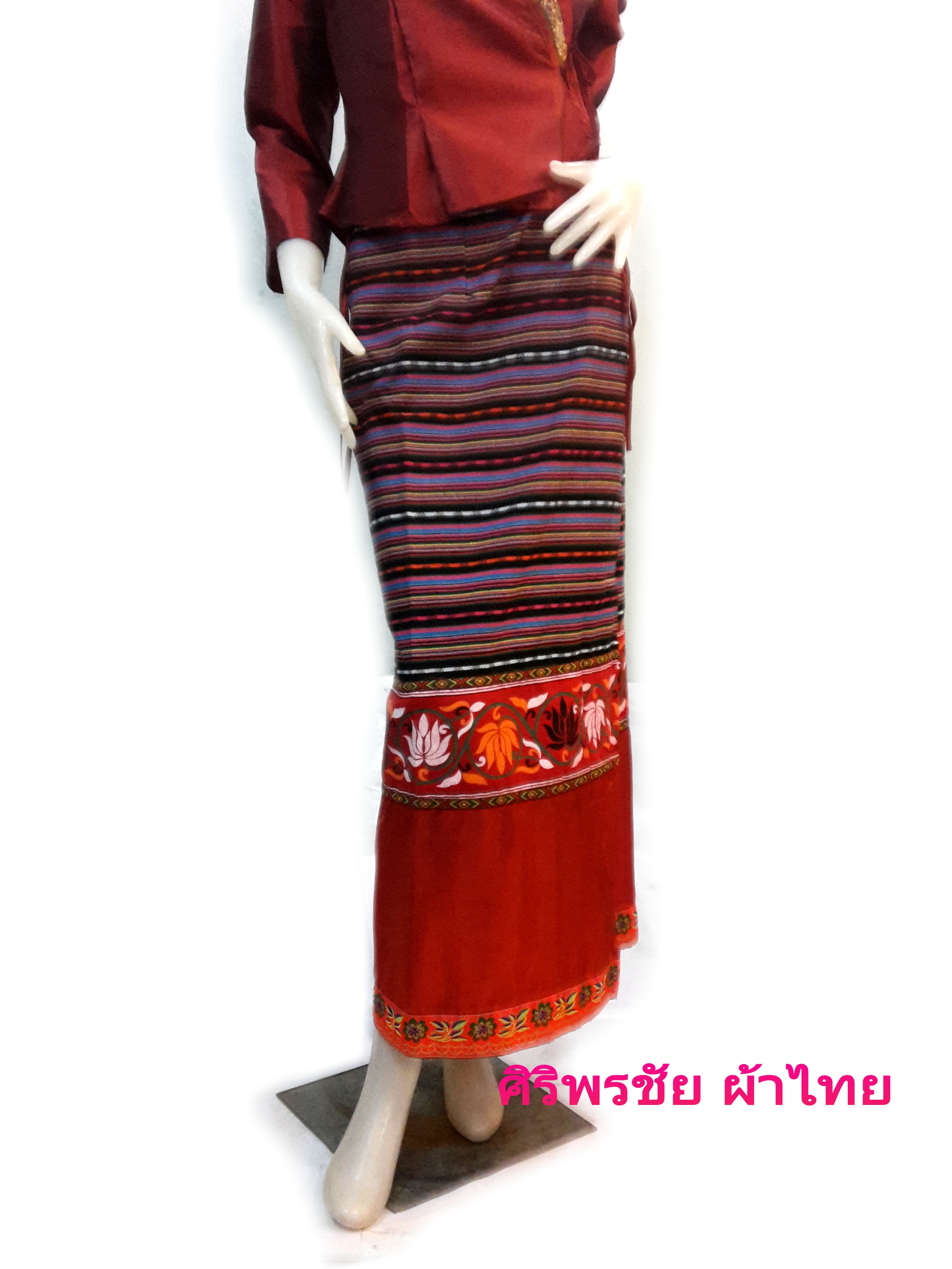 ชุดผ้าไทยพื้นเมืองสไตน์เจ้านางสีแดงเลือดนก ชุดเซตผ้าไหมจีนสีแดงเลือดนก เสื้อทำงานผ้าไทยสีแดงเลือดนกปักกุ้นป้ายผูก