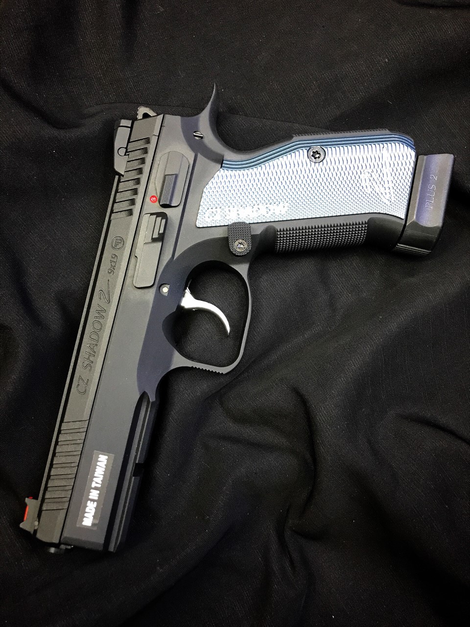 New Arrival! มาใหม่! KJ Works CZ Shadow 2 (ASG Licensed) - CO2+Gas Version (2 แมกกาซีน 2 ระบบ ) ยี่ห้อสินค้า: KJWORKS รหัสสินค้า: CZ-SHADOW2-CO2+GAS Hop-Up: ปรับได้ น้ำหนัก: 1,260 กรัม ความยาว: 230 มม ความจุ: 26 นัด ความเร็วลูก: 320+ fps (0.94 จูล) แหล่งพ