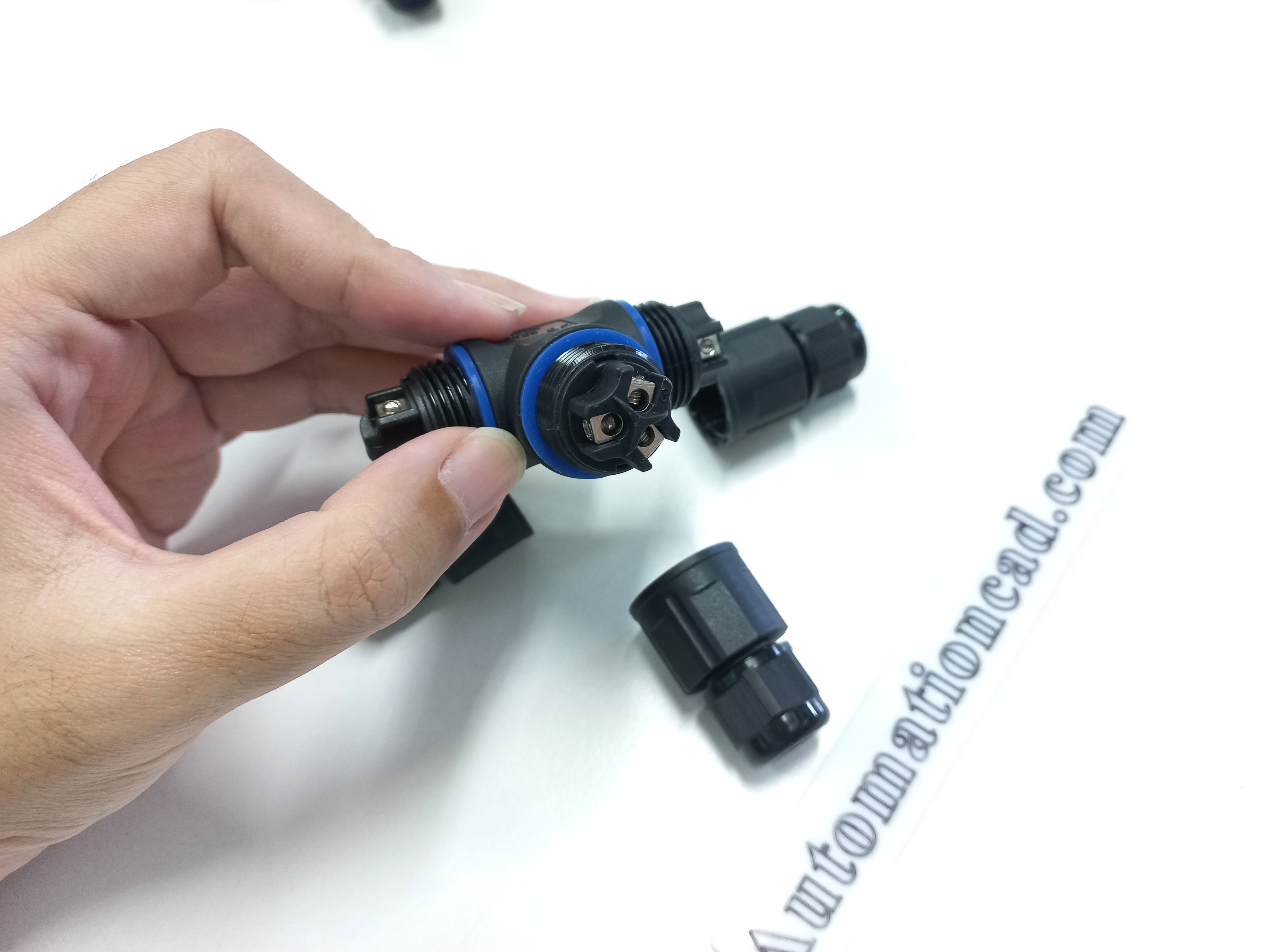 ข้อต่อสายไฟกันน้ำ แบบตัว T ใช้กับสายไฟฟ้า ขนาด 0.3 ถึง 1.5 mm² 3 เส้น แบบขันน็อต