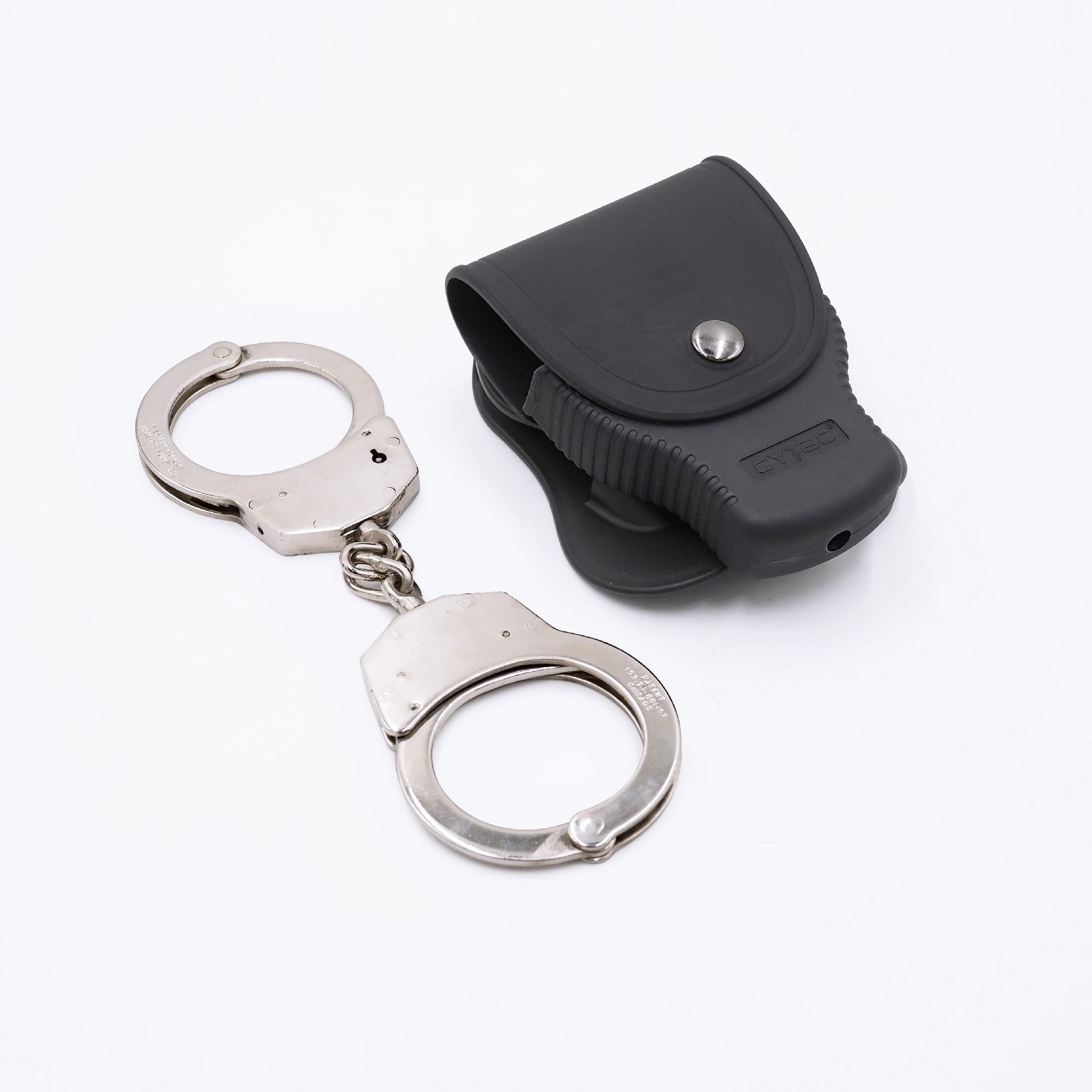 New. ซองกุญแจมือชนิดสายโซ่ แบบมีฝาปิด ( Cytac Chain Handcuff case ) #CY-CUFP2 🔱 ผลิตจาก Polymer เกรดคุณภาพ 🔱 เหมาะสำหรับกุญแจมือชนิดสายโซ่ ที่มีขนาดเส้นผ่านศูนย์กลางภายนอก 2.95" ( 75.2mm ) 🔱 มีตัวล็อคภายในทำให้แน่น ไม่ร่วงหล่น