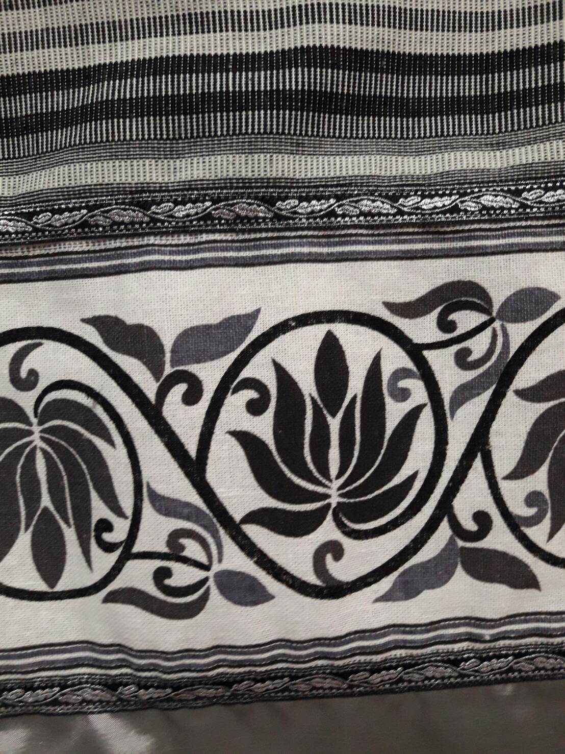 ผ้าถุงสำเร็จรูปแบบป้ายเชือกผูกสีขาวดำเชิงบัวผ้าไหมจีน ผ้าถุงสำเร็จรูปผ้าฝ้ายสีดำขาวแต่งลายบัว ผ้าฝ้ายตัดสำเร็จสีขาวดำเชิงบัวไหมจีน พร้อมส่ง