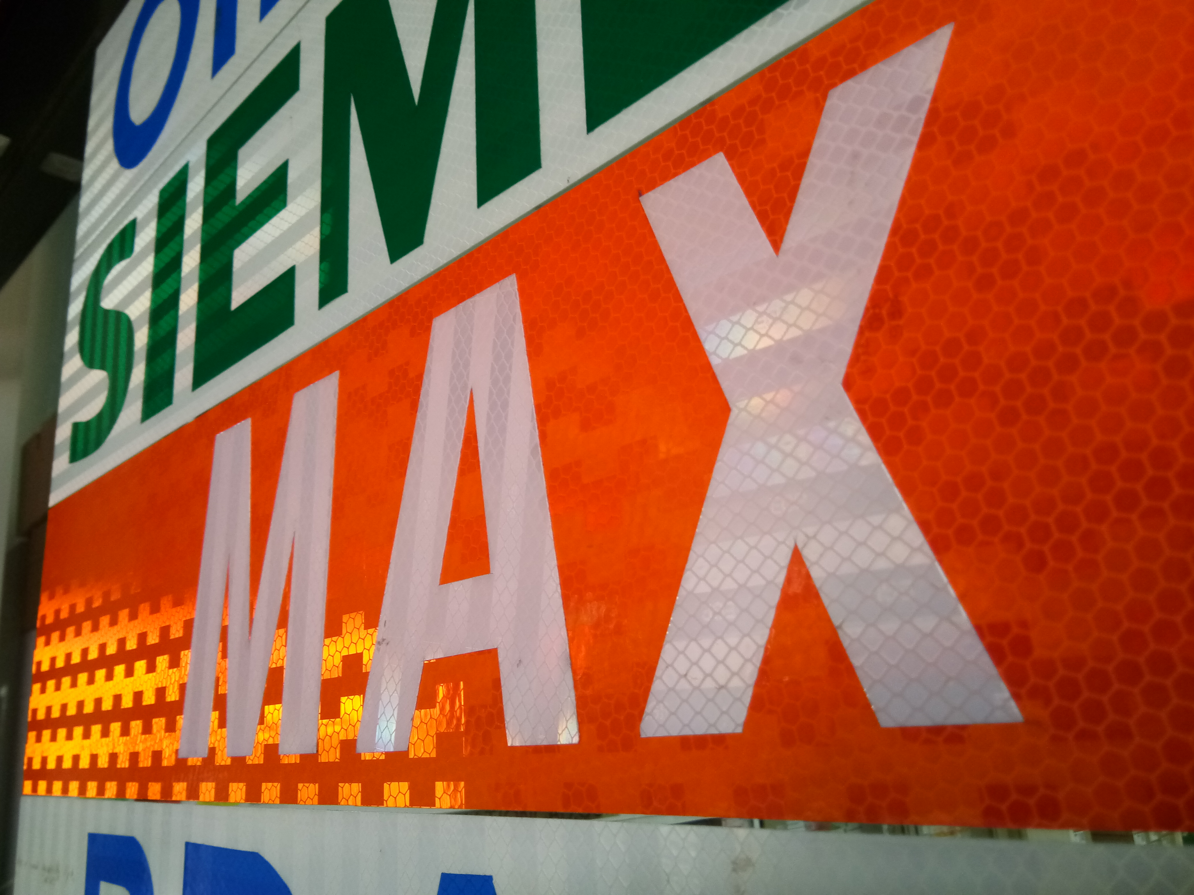 รับตัดสติ๊กเกอร์ 3M สูงสุด 48 นิ้ว ไม่ต้องต่อ ป้ายสติ๊กเกอร์