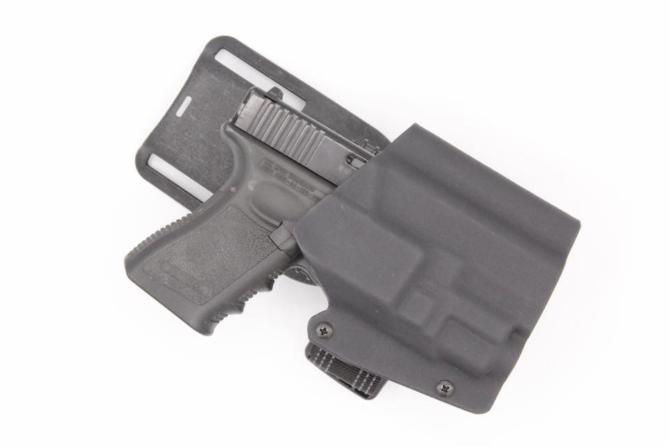 ซองปืน Glock19+TLR-8 คุณสมบัติ : ชสามารถใส่ปืนGlock19 ที่ติดตั้งไฟฉายTLR-7 หรือ TLR-8ได้ มาพร้อมเพลตโหลดต่ำ ที่มีสายรัดต้นขา ช่วยให้ซองปืนกระชับขยับเขยื่อนเวลาใช้งาน มาพร้อมAdapterปลดไว ทำให้สามารถถอดตัวซองปืนออกจากเพลตโหลดต่ำได้เลย สนใจรายการไหนเพิ่มเติม