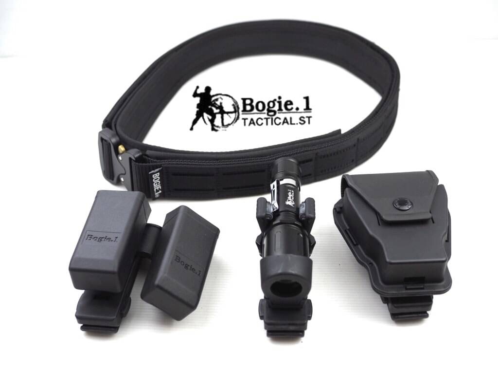 New.Bogie1 ซองกุญแจมือโพลิเมอร์ รุ่น 360 ปรับหมุนได้ 360 องศา มีฝาปิดซองกุญแจมือ สามารถถอกออกได้ ใส่กุญแจมือได้ทั้งแบบโซ่ และ บานพับ มีตัวล็อคภายในทำให้กุญแจมือเเน่น ไม่หล่นง่าย แม้ขณะวิ่ง แยกชิ้นส่วนได้