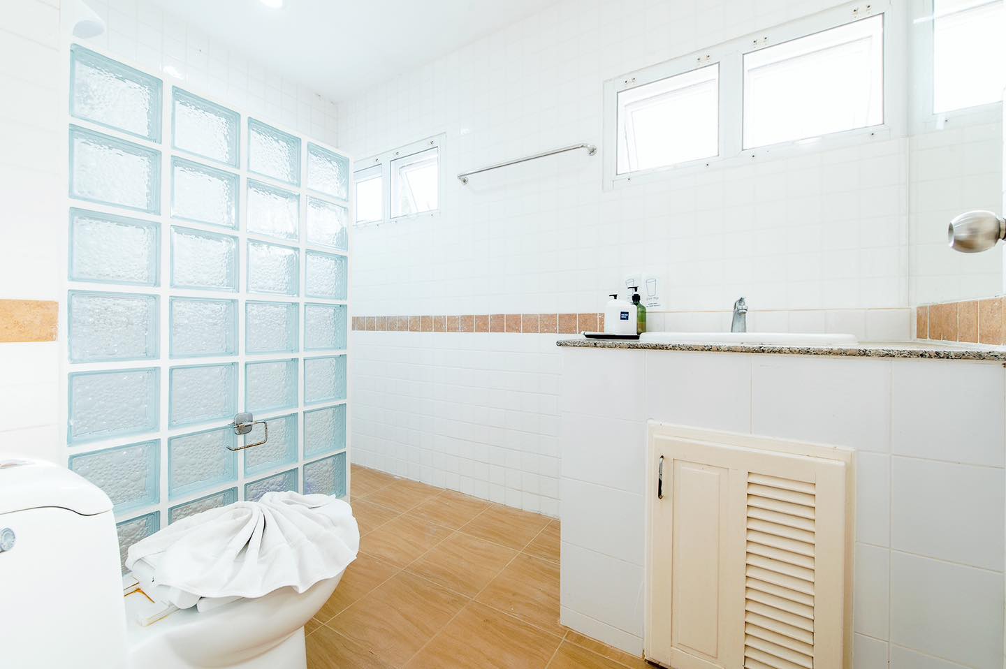 HR15072 บ้านพักติดทะเล The White Beach Villa Pranburi