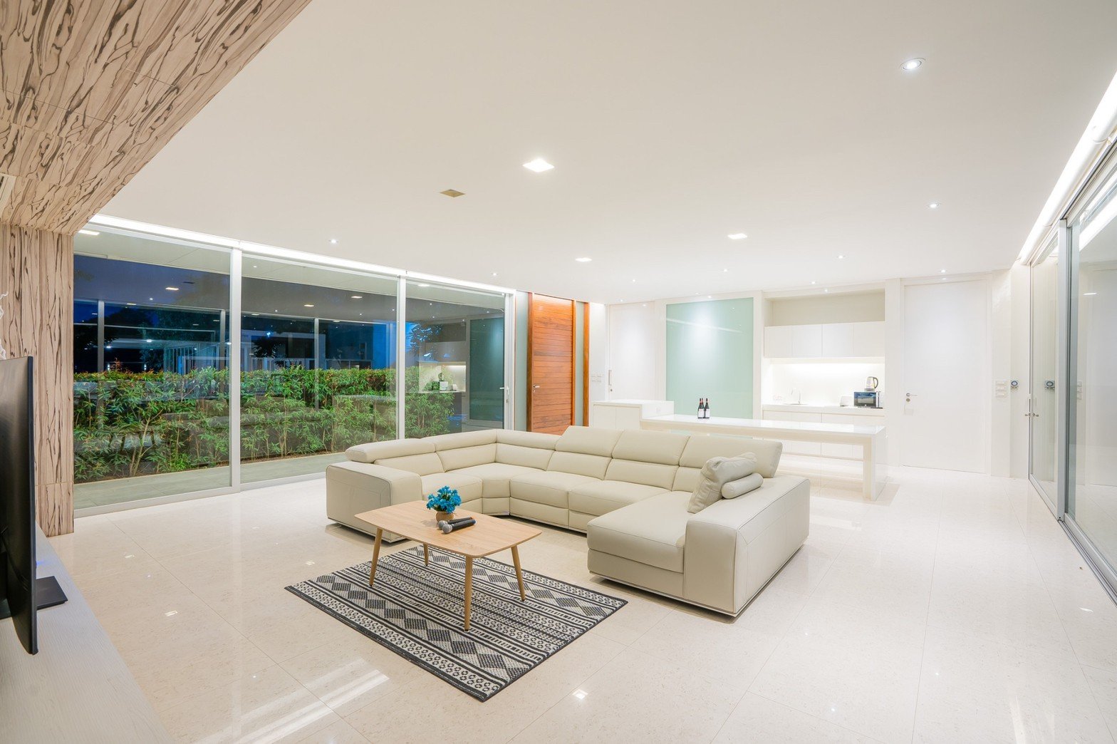 HR15049 บ้านพักติดทะเล The Breezy Beach Pool Villa Cha Am