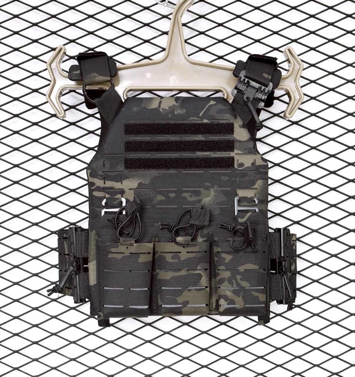 New.เสื้อเกราะปลดไว Swat Vest V10 ( V10 Quick Release Tactical Vest ) ♠ ผลิตจากผ้า Nylon 500D เกรดคุณภาพ ♠ ติดตั้งชุดปลดไวถึง 3 จุด ใช้งานสะดวก ♠ มาพร้อมกับซองแม็กกาซีน 5.56*3 ช่อง (ถอดได้) ♠️ สามารถดัดแปลงกับ Mag pouch รุ่นอื่