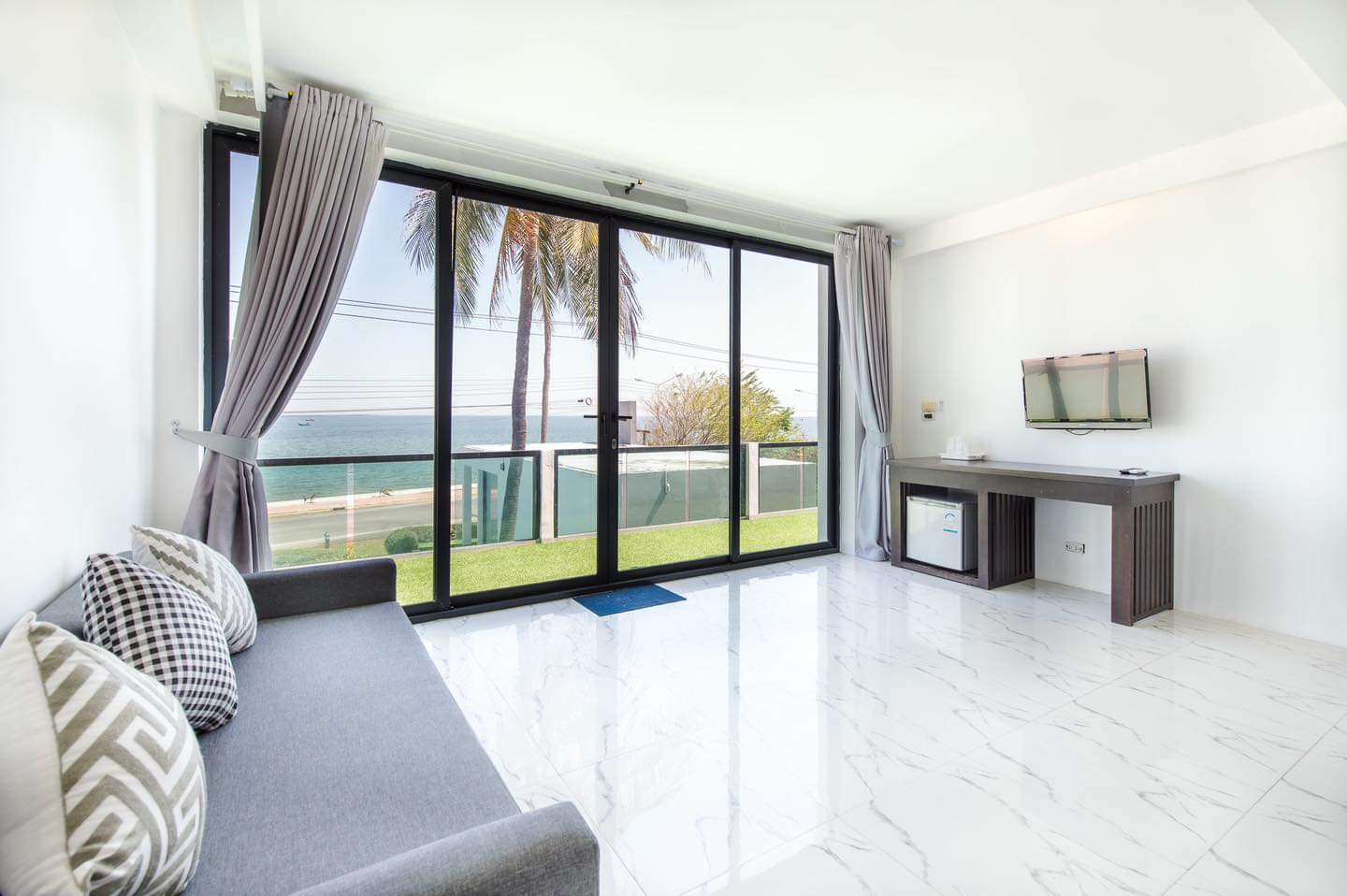 HR15008 บ้านพักติดทะเล โมเดิร์นบีช ปราณบุรี