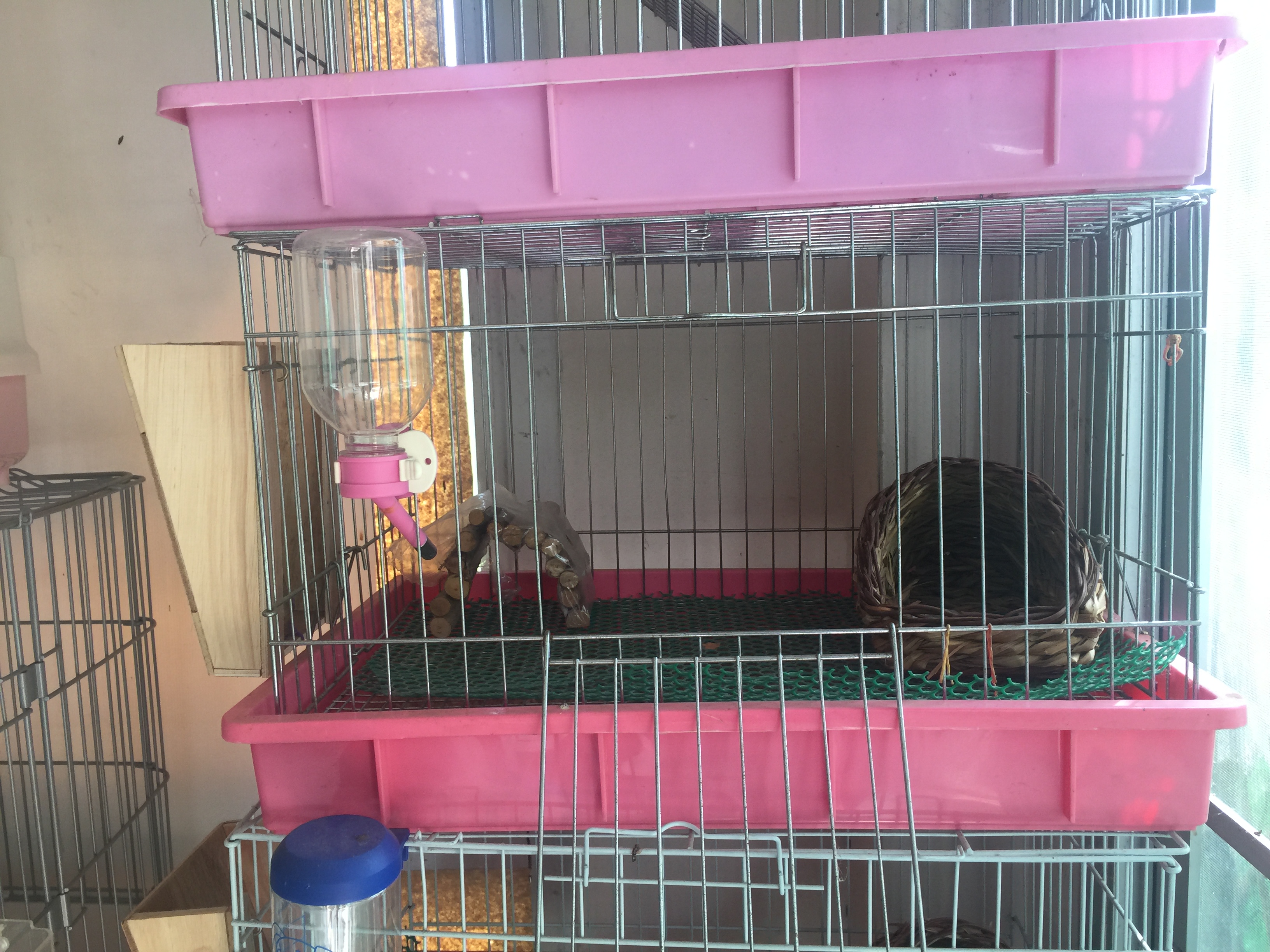 รางใส่หญ้าแบบไม้แขวนเกี่ยวข้างนอกกรง เบอร์ S (ก.15xส.13xล.7cm.) มีลวดผูกล็อคด้านล่างกับกรง