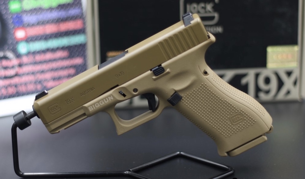 " ด่วน ! จำนวนจำกัดเพียง 24 ตัวเท่านั้น ! " + Re Stock + สินค้าเติมสต๊อก Umarex Glock 19X - Tan (โดย VFC) รายละเอียดสินค้า ยี่ห้อสินค้า: Umarex รหัสสินค้า: UMX-26459 Hop-Up: ปรับได้ น้ำหนัก: 662 กรัม ความยาว: 190 มม ความจุ: 22 rds ความเร็วลูก: 3