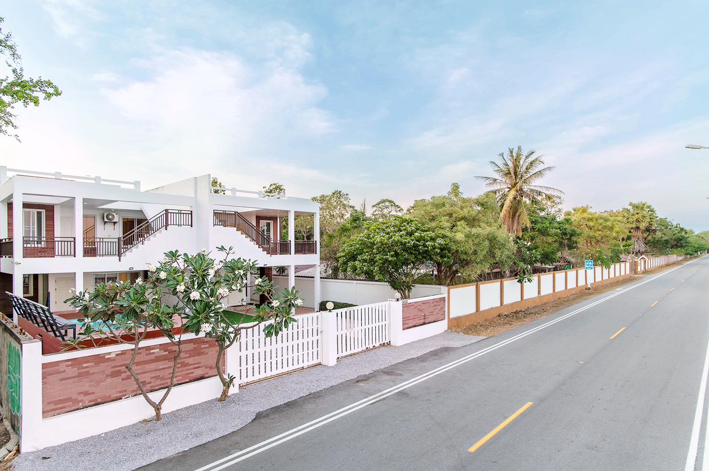 HR15072 บ้านพักติดทะเล The White Beach Villa Pranburi