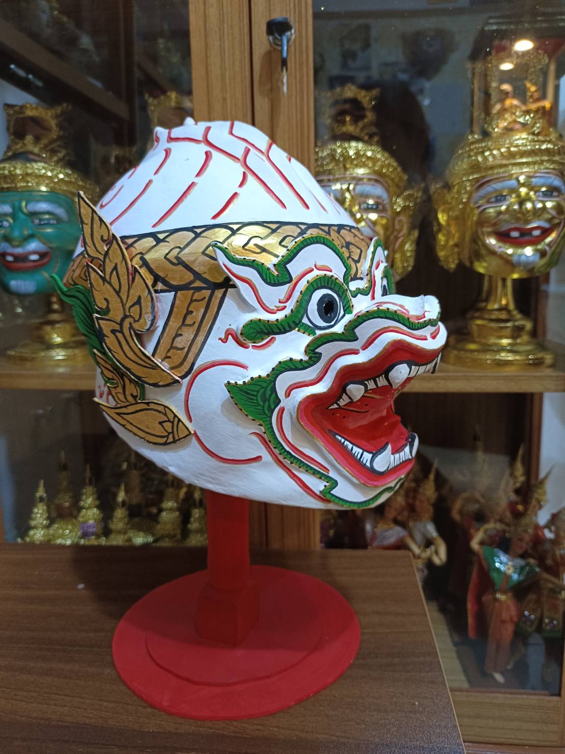 หัวโขน หนุมาน (สำหรับเด็กเล็ก) งานกำมะรอ พร้อมฐานไม้สีแดง