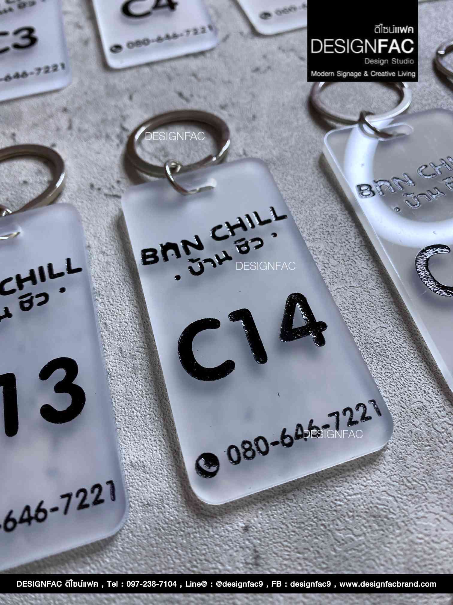 พวงกุญแจห้องพักบ้านชิว อะคริลิคพื้นฝ้าโปร่ง ลายเซาะร่อง สไตล์โมเดิร์น มินิมอล มูจิ ขนาด : 4 x 8 cm.