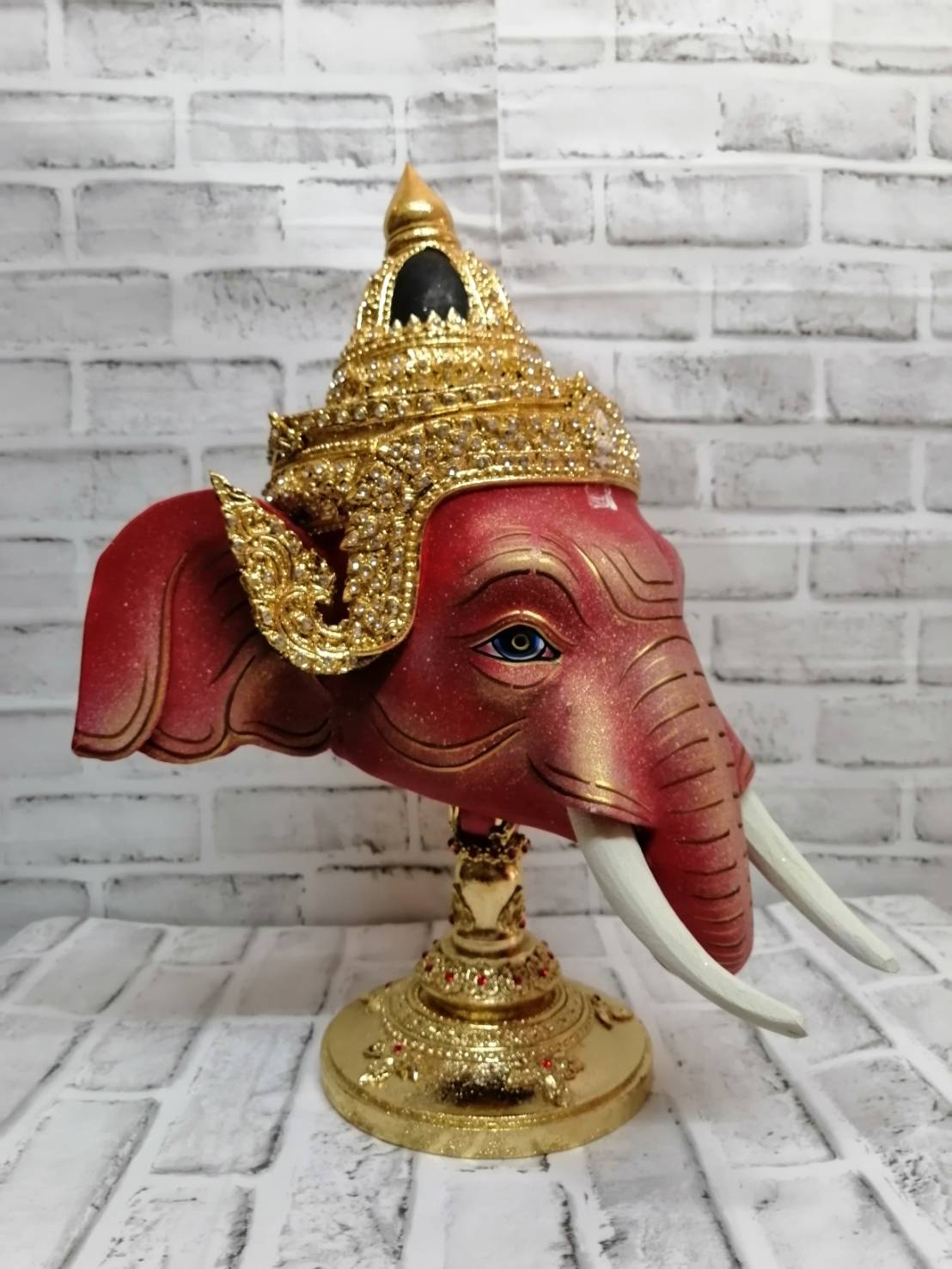 พระพิฆเนศ ขนาดกลาง เกรดพรีเมี่ยม (ขนาดผลส้มโอ) พร้อมฐานไม้กลึงตีลายปิดทองประดับเพชร