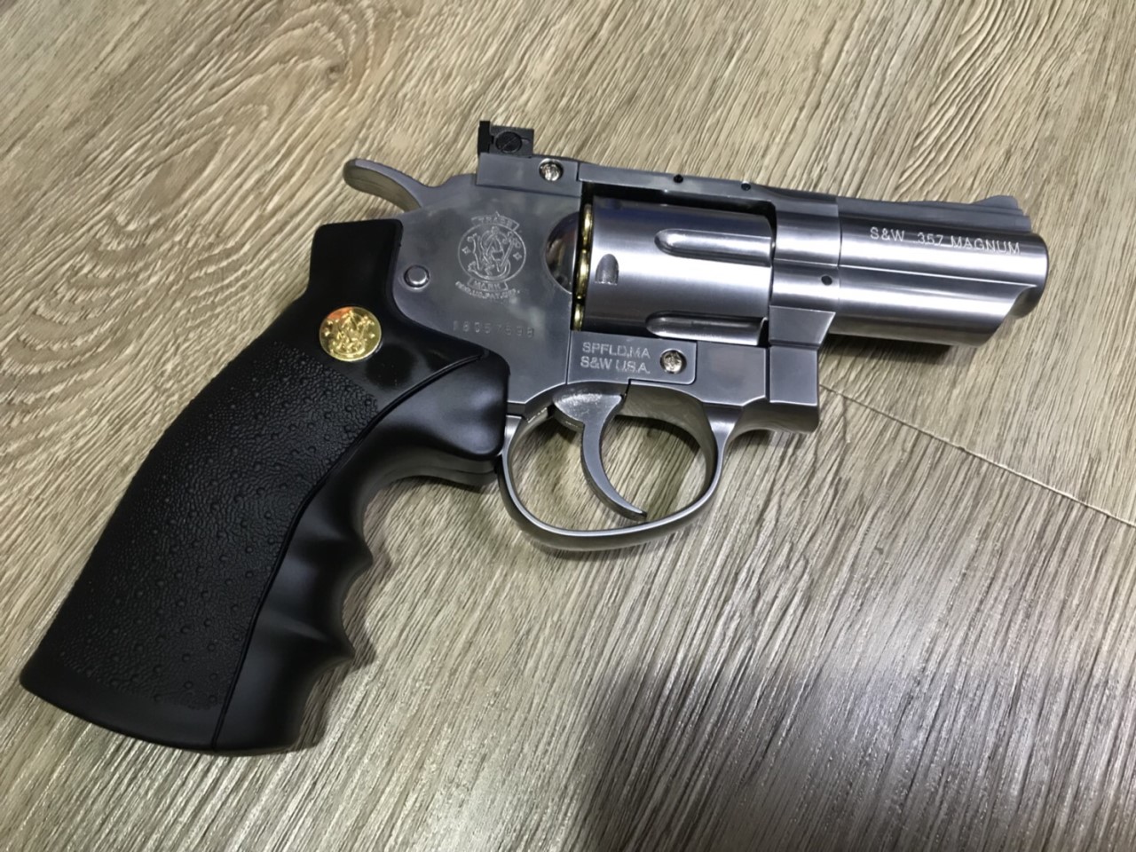 Wingun Sport 708 Smith&Wesson 2.5" Silver Full Metal CO2 Revolver ลูกโม่สีเงิน รุ่น ฟูลมาร์คกิ้ง งานซีเอ็นซี (CNC) ล่องลึก ลำกล้อง2.5นิ้ว มาพร้อมปลอกกระสุน6นัด ใช้แก้สหลอดCo2 โครงปืนเป็นโลหะทั้งกระบอก ด้ามจับพลาสติก ทำลายกันลื่น ติดกระทุมโลโก้ Smith&