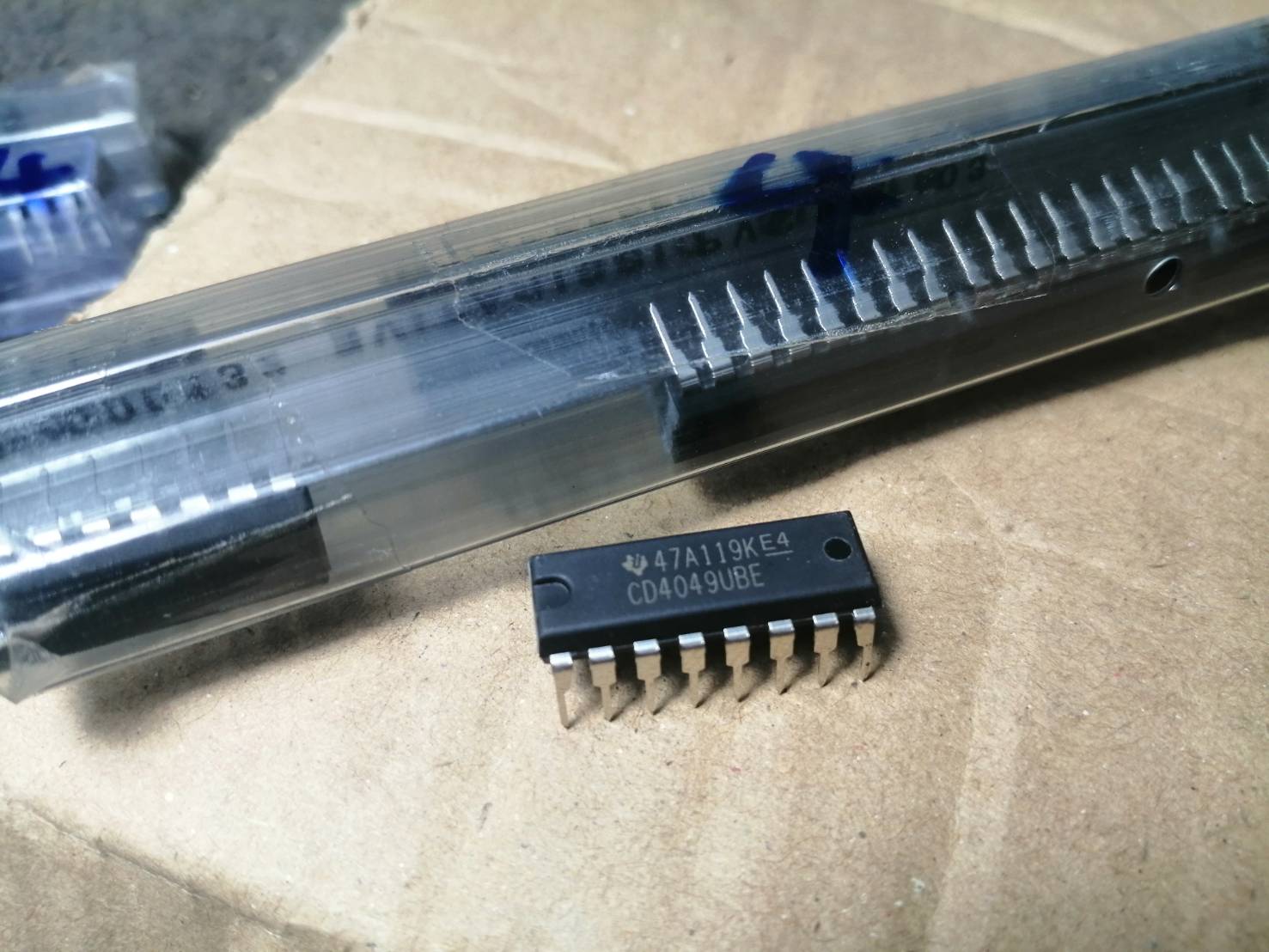 CD4049UBE