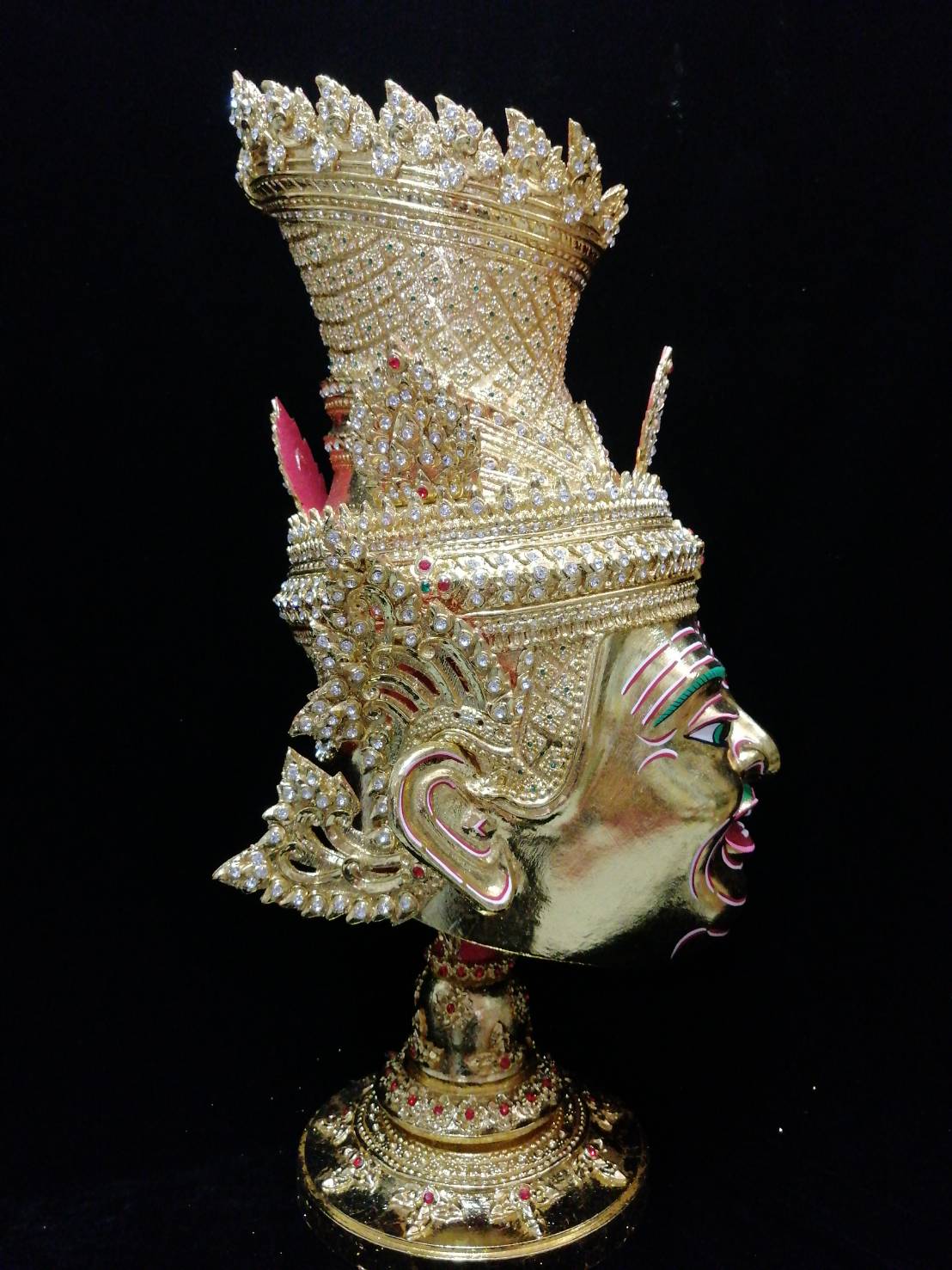 เศียรครู พ่อแก่ ขนาดครอบ งานละเอียด ประดับเพชรชวารอคกี้ พร้อมฐานปิดทอง