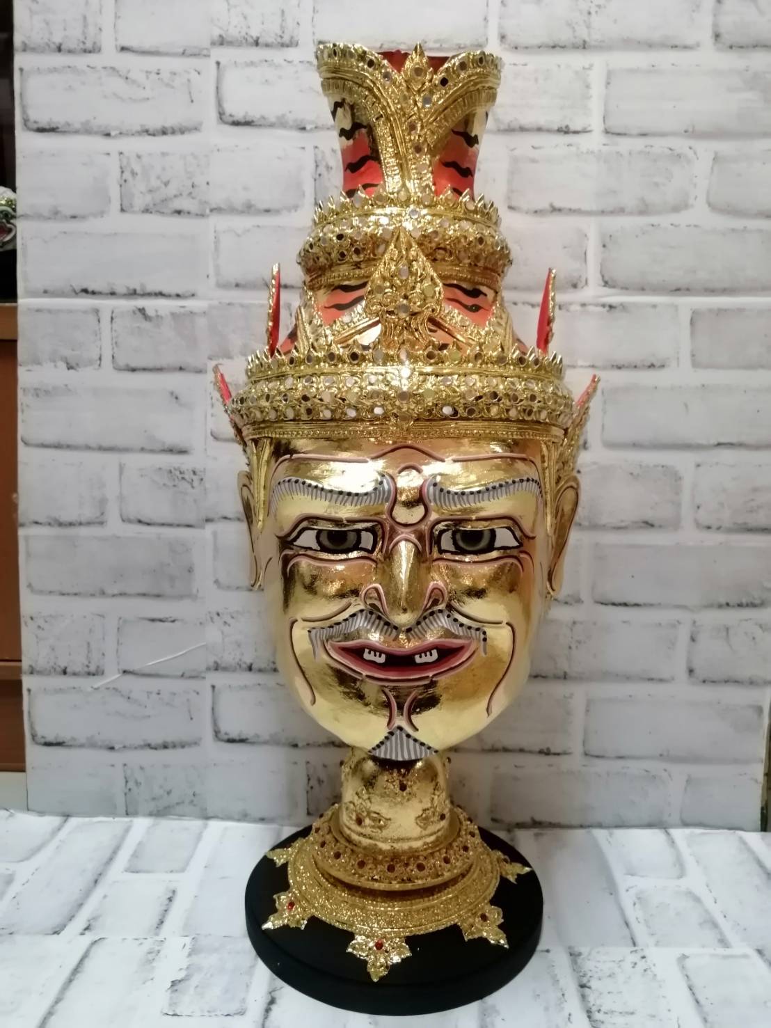 ขาตั้ง ฐานวางเศียร ขนาดครอบ สูง 16 นิ้ว ตีลาย ปิดทอง ประดับเพชร (ทอง-ดำ)