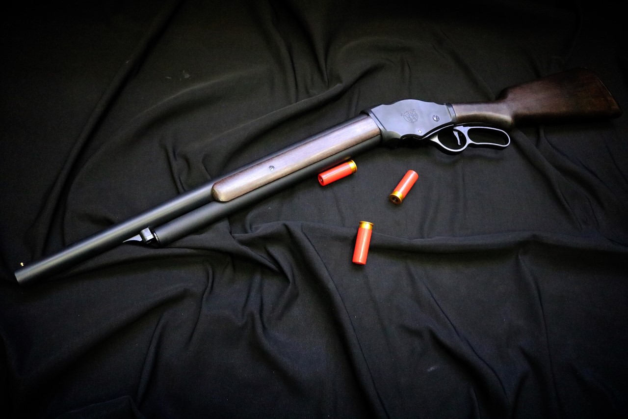 https://youtu.be/9hVXLj9y2DQ FLW Marushin + Creation M1887 Terminator 2 6mm Gas Shotgun Long Ver ราคา: 23,500 บาท วัสดุ: โลหะและไม้ handguard / Grip (บาร์เรลด้านนอกเป็นพอลิเมอร์) ความจุ: 5 นัด (6mm BB x3 นัดต่อเชลล์) ระบบ: ระบบ Lever Action และ Shell Ejec