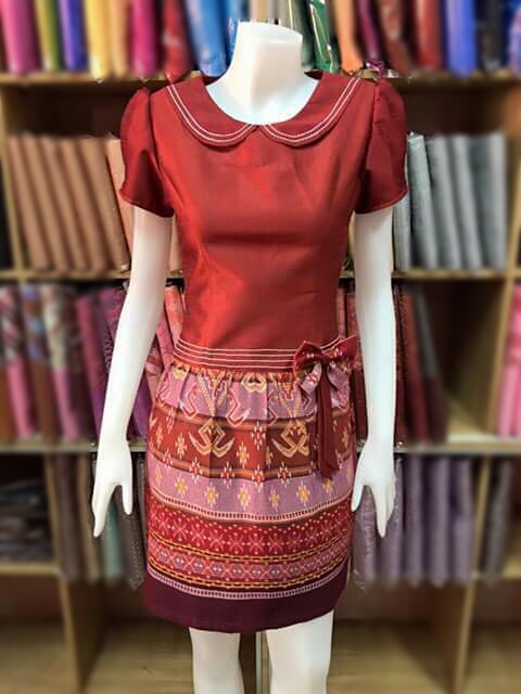 ชุดแซกผ้าไทยสีแดง ชุดผ้าไทยสีแดง ชุดผ้าไทยผ้าพื้นเมือง ชุดผ้าไทยทำงาน ชุดผ้าไทยทำงานสมัยใหม่ ผ้าทอมือ ชุดผ้าไทยผ้ามัดหมี่สีแดงกระโปรงจับจีบทวิท สำเนา